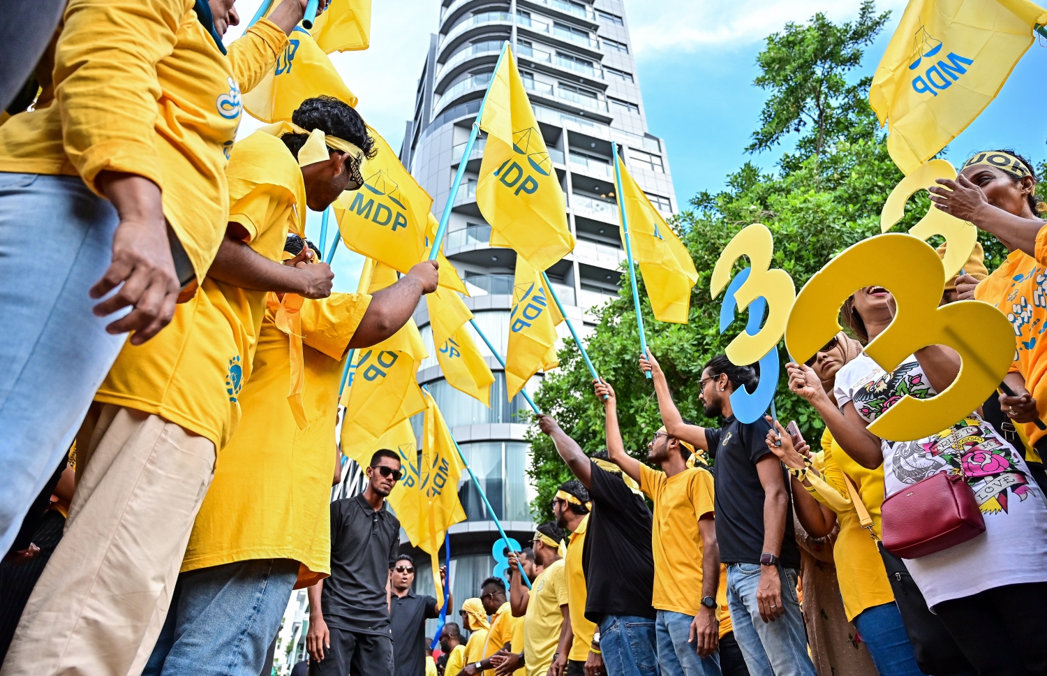 މާދަމާ އޮންނަ ރިޔާސީ އިންތިހާބުގެ ދެ ވަނަ ބުރަށް އެމްޑީޕީގެ ރިޔާސީ ކެންޑިޑޭޓް ރައީސް އިބްރާހިމް މުހައްމަދު ސޯލިހްގެ "އުފާވެރި އަމާން ރާއްޖެ" ކެމްޕެއިން ނިންމާލުމުގެ ހިނގާލުމުގައި ރައީސް އަށް ތާއީދު ކުރާ ގިނަ ބަޔަކު ބައިވެރިވަނީ.-- ފޮޓޯ: ފަޔާޒް މޫސާ /މިހާރު