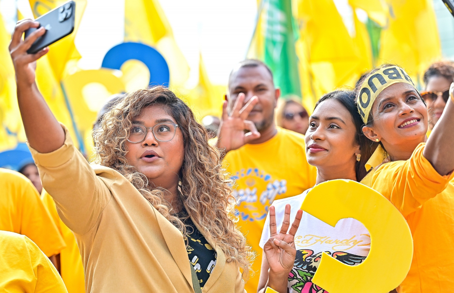 މާދަމާ އޮންނަ ރިޔާސީ އިންތިހާބުގެ ދެ ވަނަ ބުރަށް އެމްޑީޕީގެ ރިޔާސީ ކެންޑިޑޭޓް ރައީސް އިބްރާހިމް މުހައްމަދު ސޯލިހްގެ "އުފާވެރި އަމާން ރާއްޖެ" ކެމްޕެއިން ނިންމާލުމުގެ ހިނގާލުމުގައި ޒީނަތު، އަޝްފާ އަދި އުނޫޝާ ފޮޓޯއެއް ނަގަނީ.-- ފޮޓޯ: ފަޔާޒް މޫސާ /މިހާރު