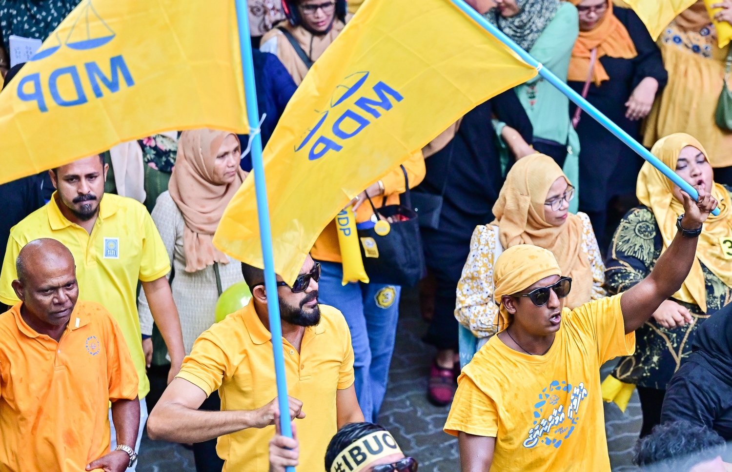 މާދަމާ އޮންނަ ރިޔާސީ އިންތިހާބުގެ ދެ ވަނަ ބުރަށް އެމްޑީޕީގެ ރިޔާސީ ކެންޑިޑޭޓް ރައީސް އިބްރާހިމް މުހައްމަދު ސޯލިހްގެ "އުފާވެރި އަމާން ރާއްޖެ" ކެމްޕެއިން ނިންމާލުމުގެ ހިނގާލުމުގައި ރައީސް އަށް ތާއީދު ކުރާ ގިނަ ބަޔަކު ބައިވެރިވަނީ.-- ފޮޓޯ: ފަޔާޒް މޫސާ /މިހާރު