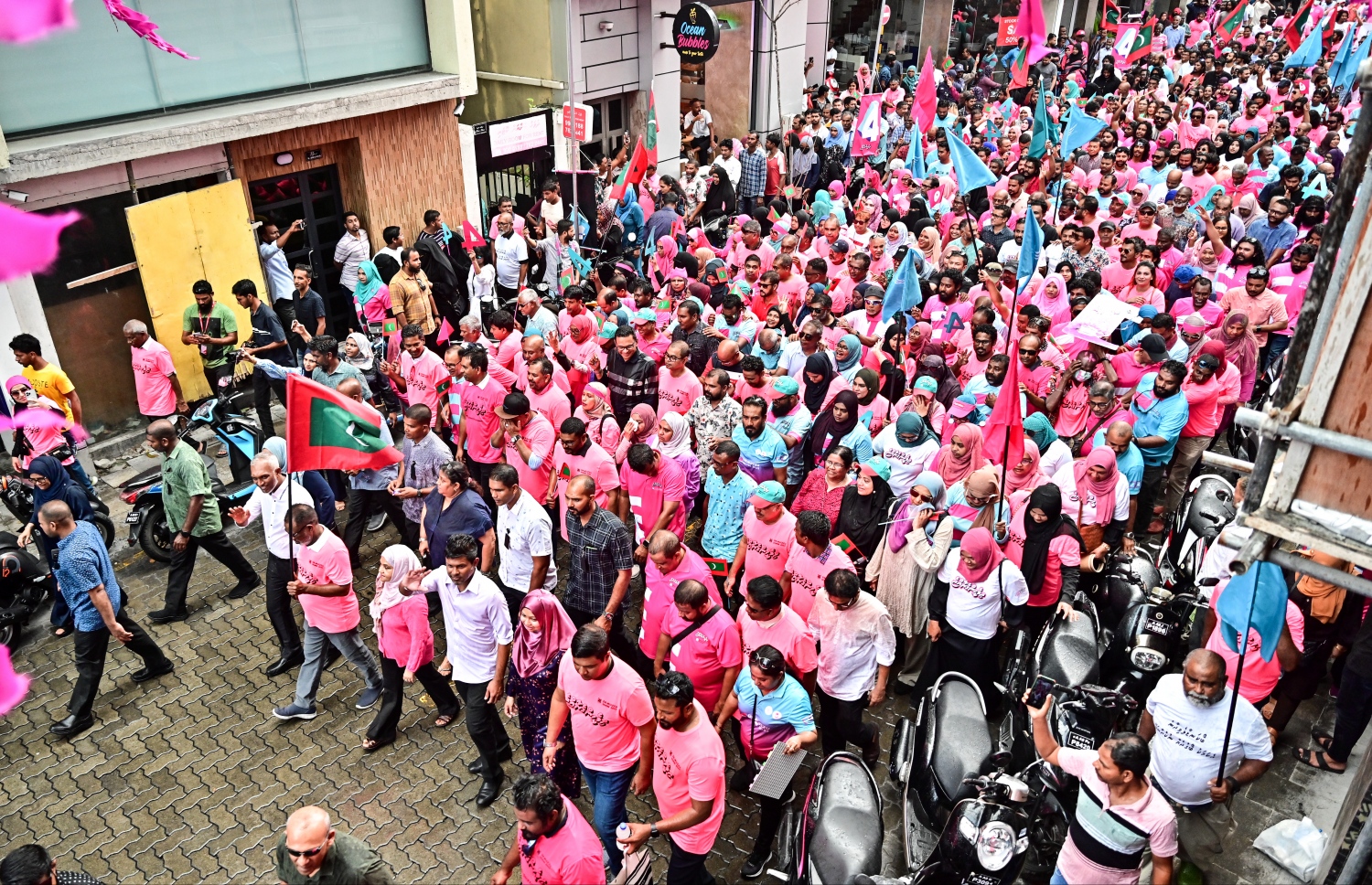 ކެމްޕެއިނު ނިންމާލުމުގެ ގޮތުން ބޭއްވި ހިނގާލުމުގައި އެތައް ސަތޭކަ ރައްޔިތުންނާއެކު މުއިއްޒު ބައިވެރިވެވަޑައިގަންނަވަނީ -- ފޮޓޯ: ނިޝާން އަލީ/ މިހާރު