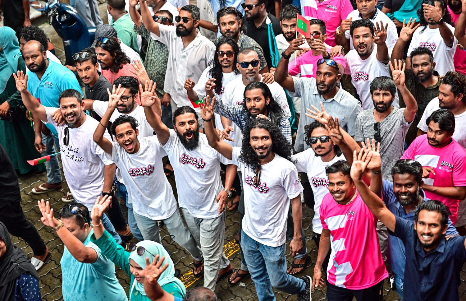 މާދަމާ އޮންނަ ރިޔާސީ އިންތިހާބުގެ ދެ ވަނަ ބުރަށް ޕީޕީއެމް/ޕީއެންސީ ރިޔާސީ ކެންޑިޑޭޓް ޑރ. މުހައްމަދު މުއިއްޒުގެ "ދިވެހިންގެ ނިންމުން" ކެމްޕެއިން ނިންމާލުމުގެ ހިނގާލުން މިއަދު ހަވީރު ޕީޕީއެމް އޮފިސް ކުރިމަތިން ފެށިގެން ކުރިއަށް ދަނީ.-- ފޮޓޯ: ނިޝާން އަލީ /މިހާރު