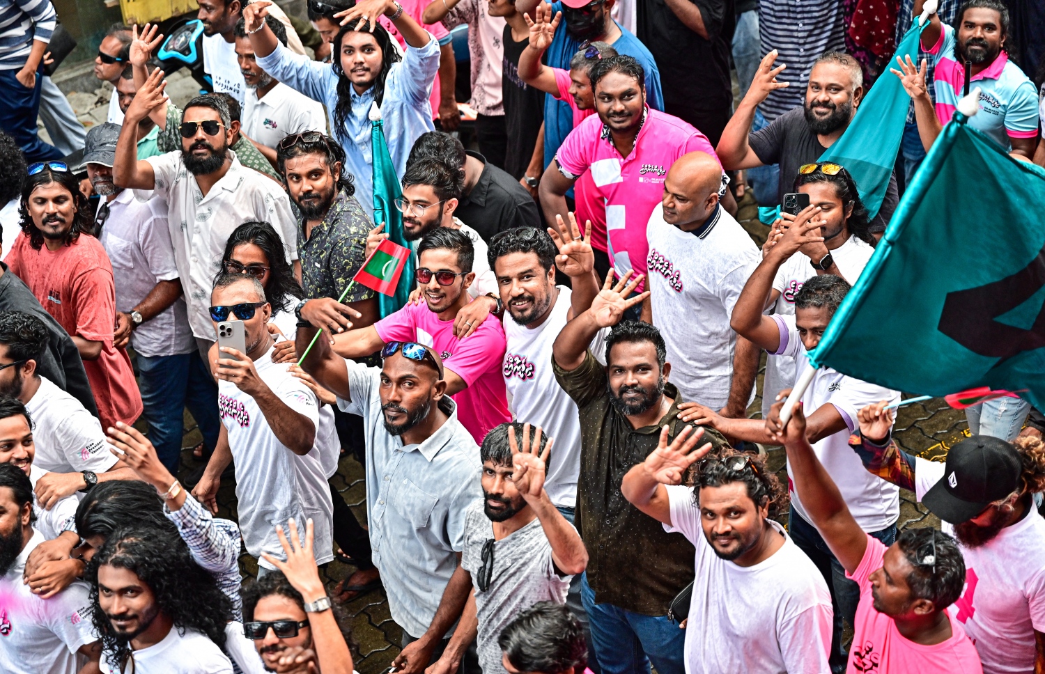 މާދަމާ އޮންނަ ރިޔާސީ އިންތިހާބުގެ ދެ ވަނަ ބުރަށް ޕީޕީއެމް/ޕީއެންސީ ރިޔާސީ ކެންޑިޑޭޓް ޑރ. މުހައްމަދު މުއިއްޒުގެ "ދިވެހިންގެ ނިންމުން" ކެމްޕެއިން ނިންމާލުމުގެ ހިނގާލުން މިއަދު ހަވީރު ޕީޕީއެމް އޮފިސް ކުރިމަތިން ފެށިގެން ކުރިއަށް ދަނީ.-- ފޮޓޯ: ނިޝާން އަލީ /މިހާރު