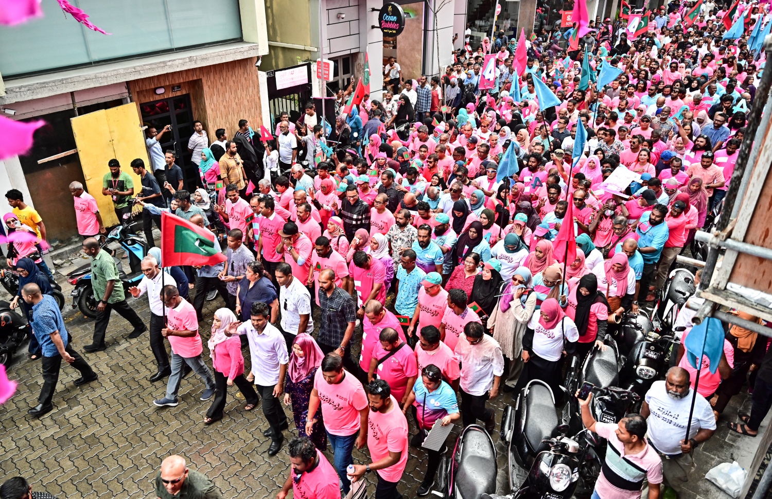 މާދަމާ އޮންނަ ރިޔާސީ އިންތިހާބުގެ ދެ ވަނަ ބުރަށް ޕީޕީއެމް/ޕީއެންސީ ރިޔާސީ ކެންޑިޑޭޓް ޑރ. މުހައްމަދު މުއިއްޒުގެ "ދިވެހިންގެ ނިންމުން" ކެމްޕެއިން ނިންމާލުމުގެ ހިނގާލުން މިއަދު ހަވީރު ޕީޕީއެމް އޮފިސް ކުރިމަތިން ފެށިގެން ކުރިއަށް ދަނީ.-- ފޮޓޯ: ނިޝާން އަލީ /މިހާރު