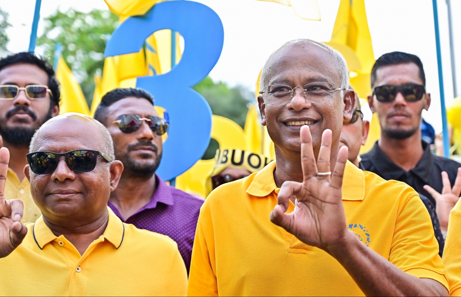 މާދަމާ އޮންނަ ރިޔާސީ އިންތިހާބުގެ ދެ ވަނަ ބުރަށް އެމްޑީޕީގެ ރިޔާސީ ކެންޑިޑޭޓް ރައީސް އިބްރާހިމް މުހައްމަދު ސޯލިހްގެ "އުފާވެރި އަމާން ރާއްޖެ" ކެމްޕެއިން ނިންމާލުމުގެ ހިނގާލުމުގައި ރައީސް ބައިވެރިވެ ވަޑައިގަންވަނީ.-- ފޮޓޯ: ފަޔާޒް މޫސާ /މިހާރު