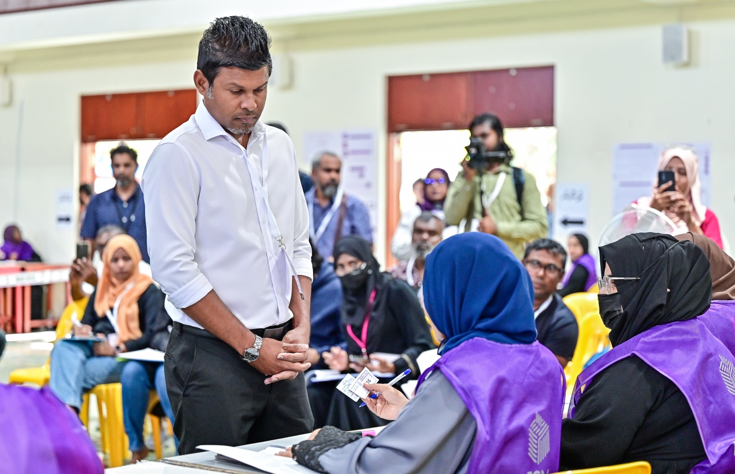 ރިޔާސީ އިންތިހާބުގެ ދެ ވަނަ ބުރުގައި ތާޖުއްދީން ސްކޫލުގައި ބަހައްޓާފައި ހުރި ވޯޓު ފޮއްޓަށް ޕީޕީއެމް/ޕީއެންސީގެ ރިޔާސީ ކެންޑިޑޭޓް ޑރ. މުއިއްޒުގެ ރަނިންމޭޓް ހުސައިން މުހައްމަދު ލަތީފް ވޯޓު ލެއްވުމުގެ ކުރިން މައުލޫމާތު ސާފު ކުރައްވަނީ.-- ފޮޓޯ: ފަޔާޒް މޫސާ /މިހާރު