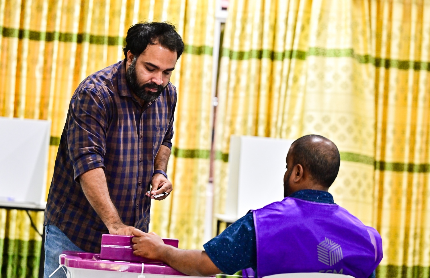 ރިޔާސީ އިންތިހާބުގެ ދެ ވަނަ ބުރުގައި ތާޖުއްދީން ސްކޫލުގައި ބަހައްޓާފައި ހުރި ވޯޓު ފޮއްޓަށް މީހަކު ވޯޓުލަނީ.-- ފޮޓޯ: ފަޔާޒް މޫސާ /މިހާރު