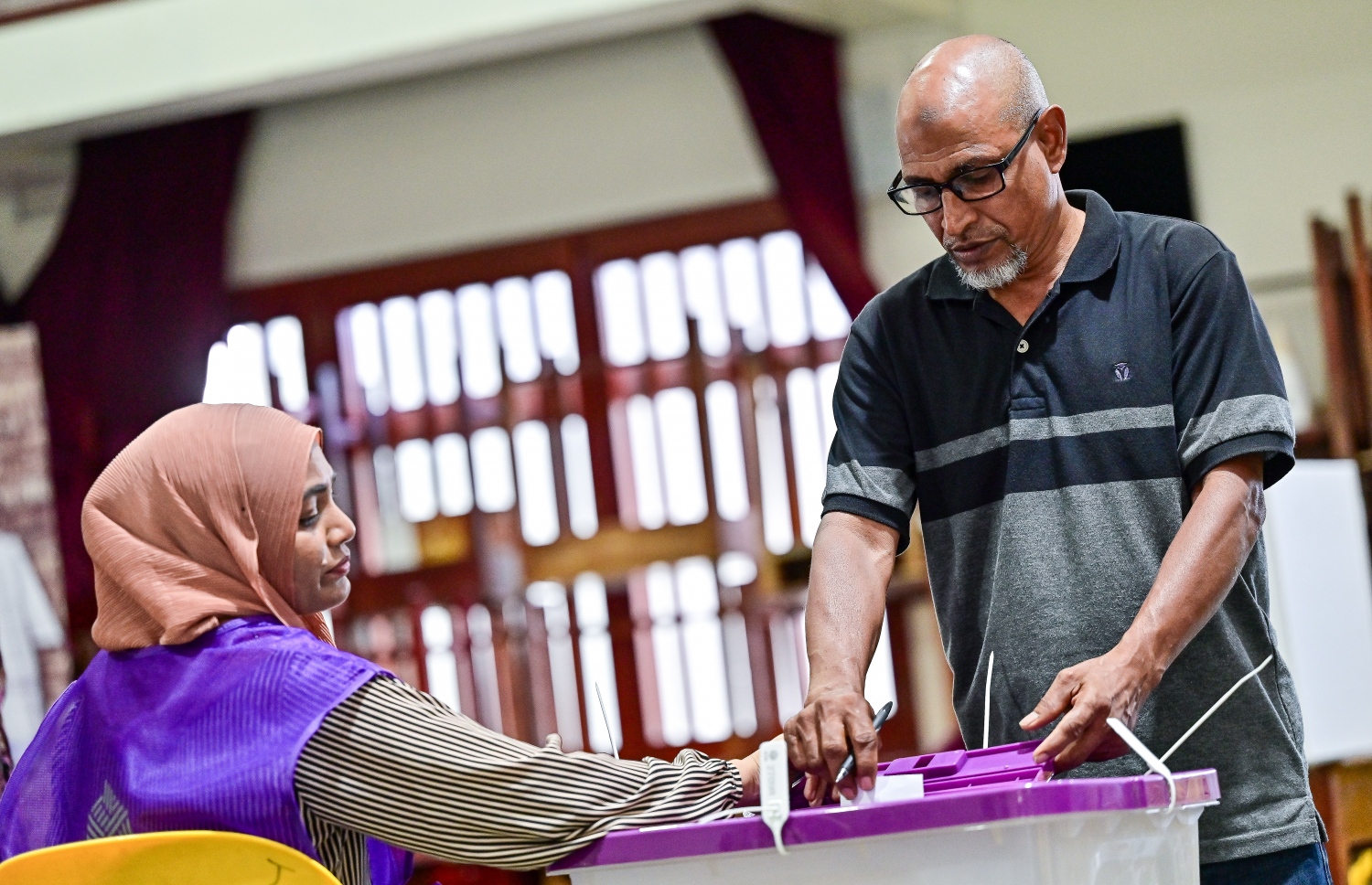 ރިޔާސީ އިންތިހާބުގެ ދެ ވަނަ ބުރުގައި ތާޖުއްދީން ސްކޫލުގައި ބަހައްޓާފައި ހުރި ވޯޓު ފޮއްޓަށް މީހަކު ވޯޓުލަނީ.-- ފޮޓޯ: ފަޔާޒް މޫސާ /މިހާރު