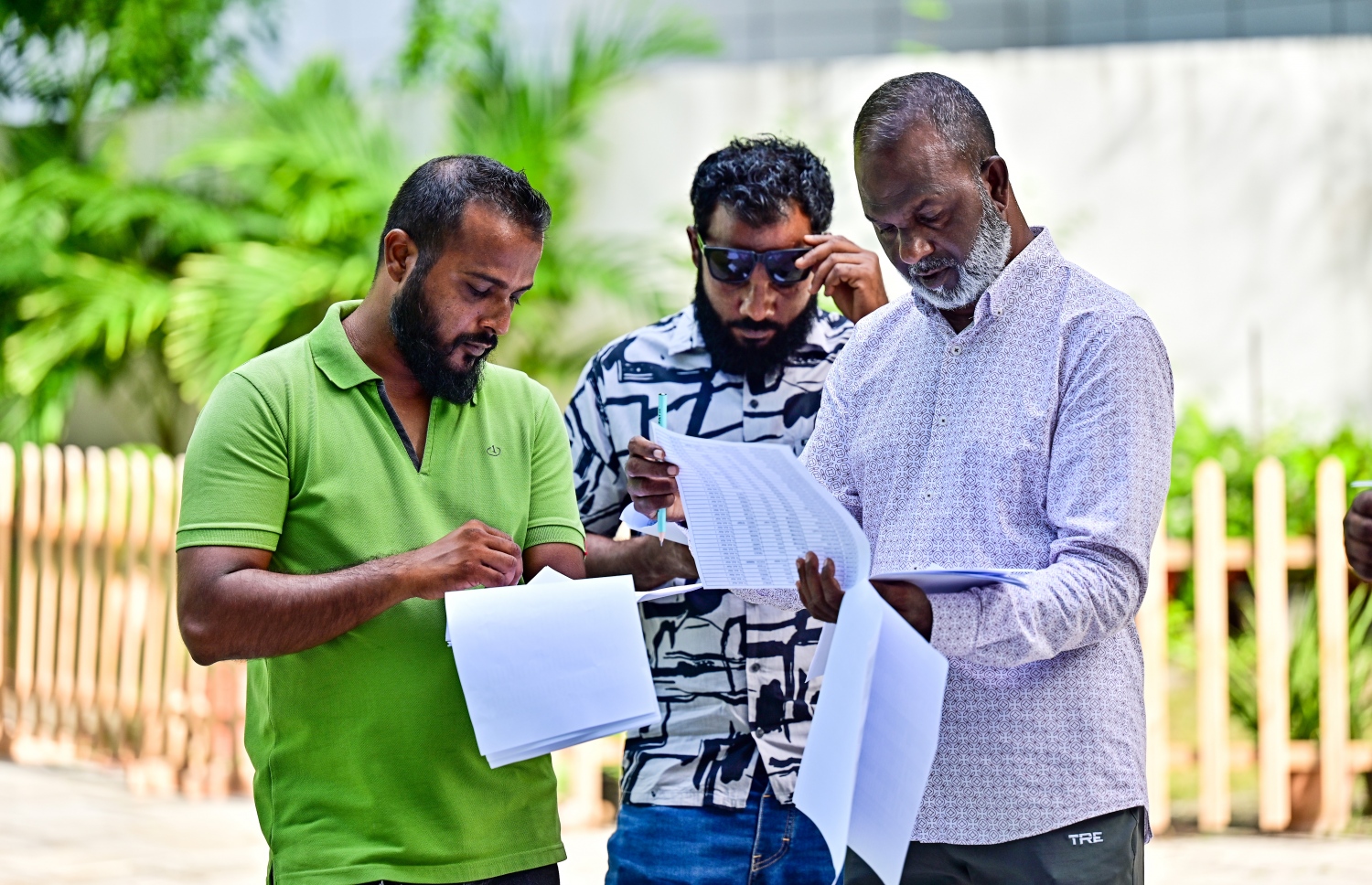 ރިޔާސީ އިންތިހާބުގެ ދެ ވަނަ ބުރުގައި ވޯޓުލަމުންދާއިރު، އަމީނިއްޔާ ސްކޫލުގައި އޮބްޒާވަރުންތަކެއް ވޯޓާސްލިސްޓް ބަލަނީ.-- ފޮޓޯ: ނިޝާން އަލީ /މިހާރު