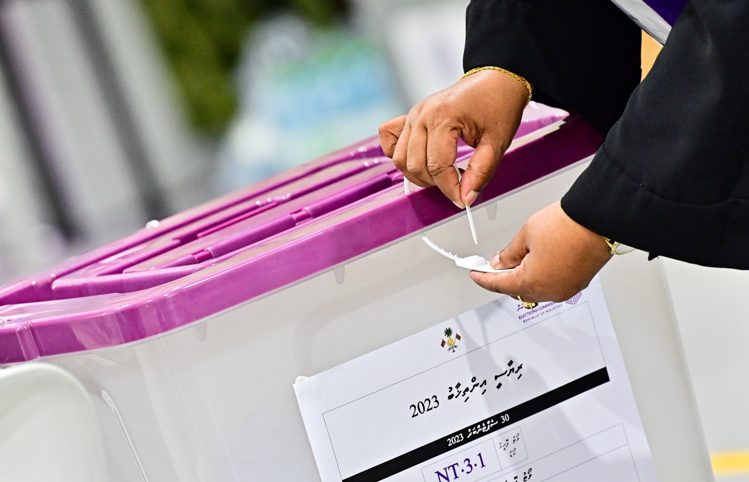 ރިޔާސީ އިންތިހާބުގެ ދެ ވަނަ ބުރުގައި ވޯޓުލުމުގެ ކުރިން އަމީނިއްޔާ ސްކޫލުގައި އޮފިޝަލަކު ވޯޓުފޮށި ހުޅުވަނީ-- ފޮޓޯ: ނިޝާން އަލީ /މިހާރު