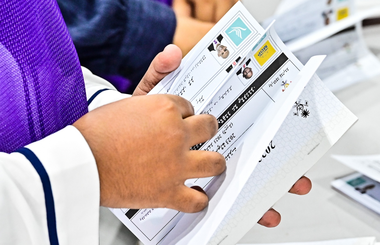 ރިޔާސީ އިންތިހާބުގެ ދެ ވަނަ ބުރުގައި ވޯޓުލުމުގެ ކުރިން އަމީނިއްޔާ ސްކޫލުގައި އޮފިޝަލަކު ވޯޓުކަރުދާސް ގުނަނީ-- ފޮޓޯ: ނިޝާން އަލީ /މިހާރު