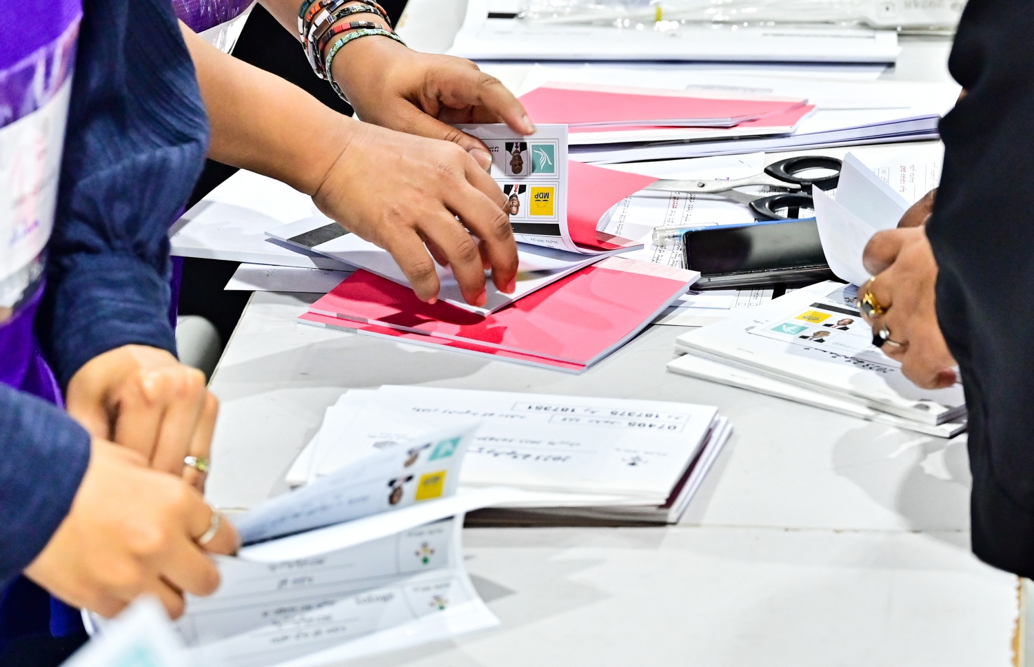 ރިޔާސީ އިންތިހާބުގެ ދެ ވަނަ ބުރުގައި ވޯޓުލުމުގެ ކުރިން އަމީނިއްޔާ ސްކޫލުގައި އޮފިޝަލުންތަކެއް ތައްޔާރުވަނީ-- ފޮޓޯ: ނިޝާން އަލީ /މިހާރު