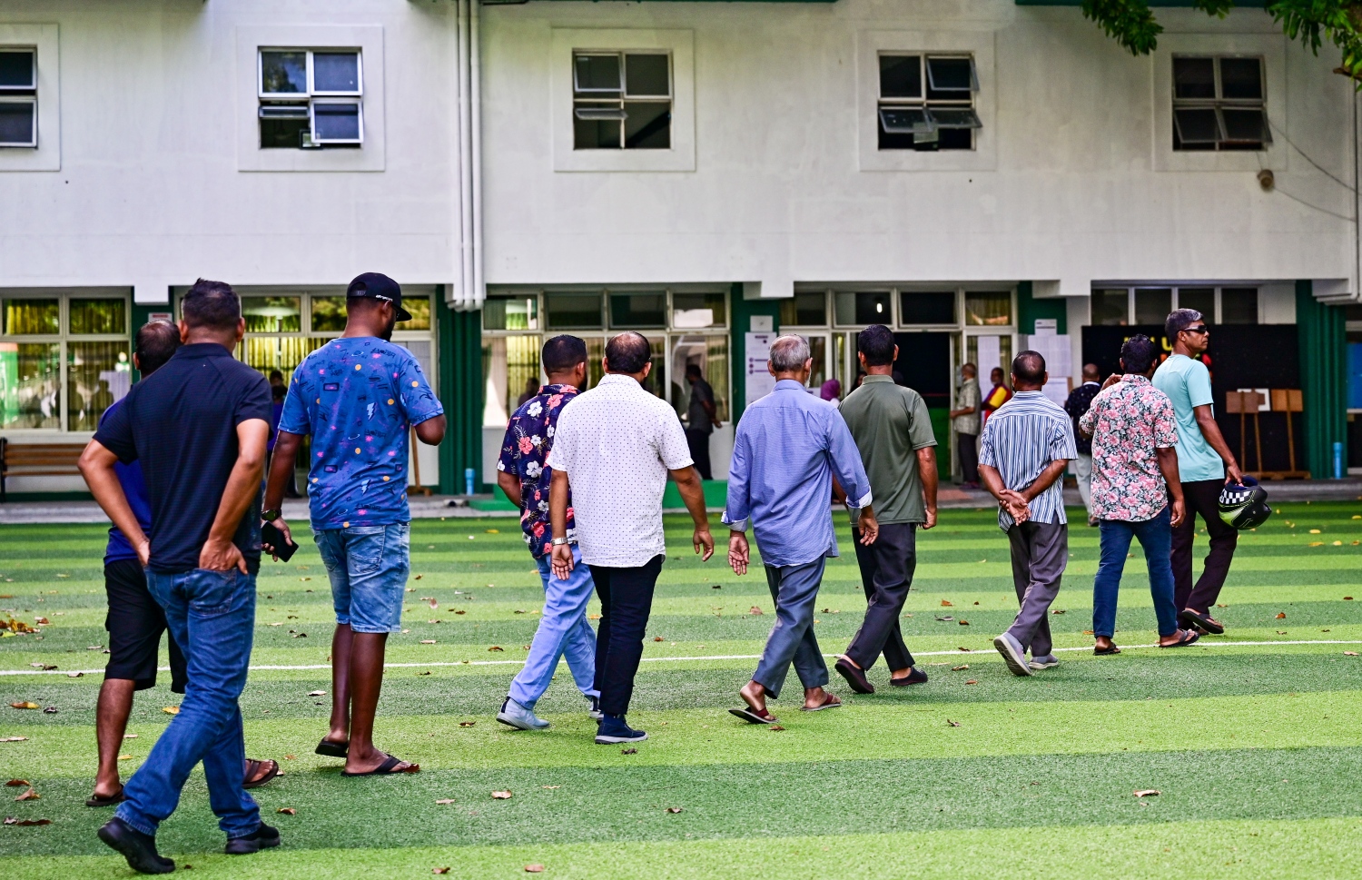 ރިޔާސީ އިންތިހާބުގެ ދެ ވަނަ ބުރުގައި އަމީނިއްޔާ ސްކޫލުގައި ހުރި ވޯޓު ފޮއްޓަށް ވޯޓުލާބަޔަކު ކިޔޫގައި.-- ފޮޓޯ: ނިޝާން އަލީ /މިހާރު