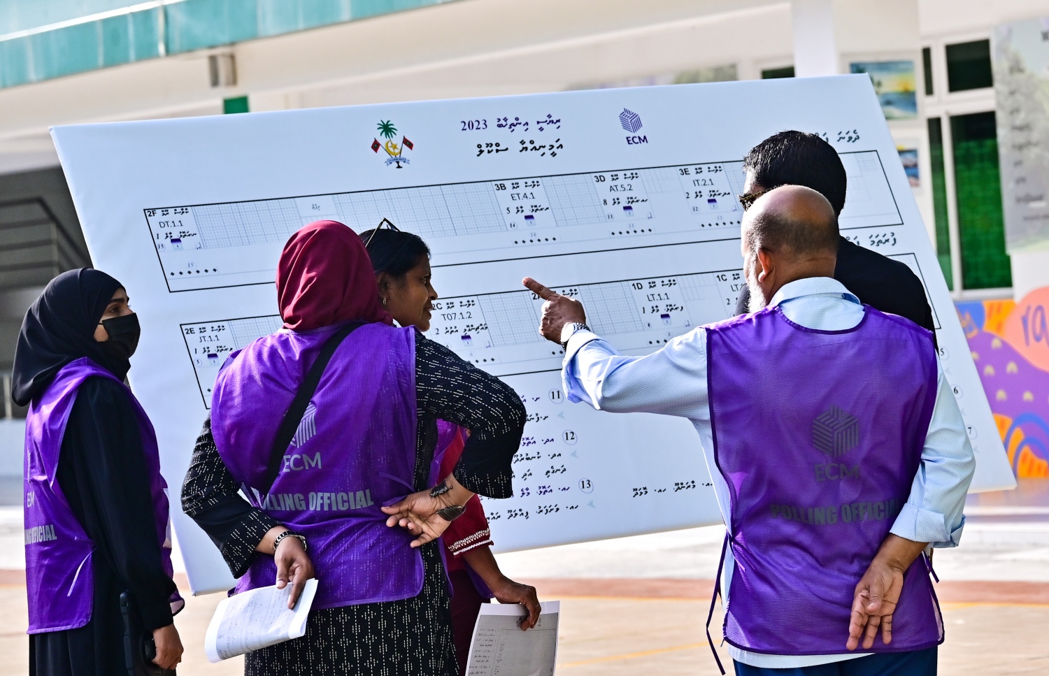 ރިޔާސީ އިންތިހާބުގެ ދެ ވަނަ ބުރުގައި އަމީނިއްޔާ ސްކޫލުގައި ހުރި ވޯޓުލާ ޗާޓުން ދާން ޖެހޭ ތަން އޮފިޝަލުންތަކެއް މީހަކަށް ކިޔާދެނީ.-- ފޮޓޯ: ނިޝާން އަލީ /މިހާރު