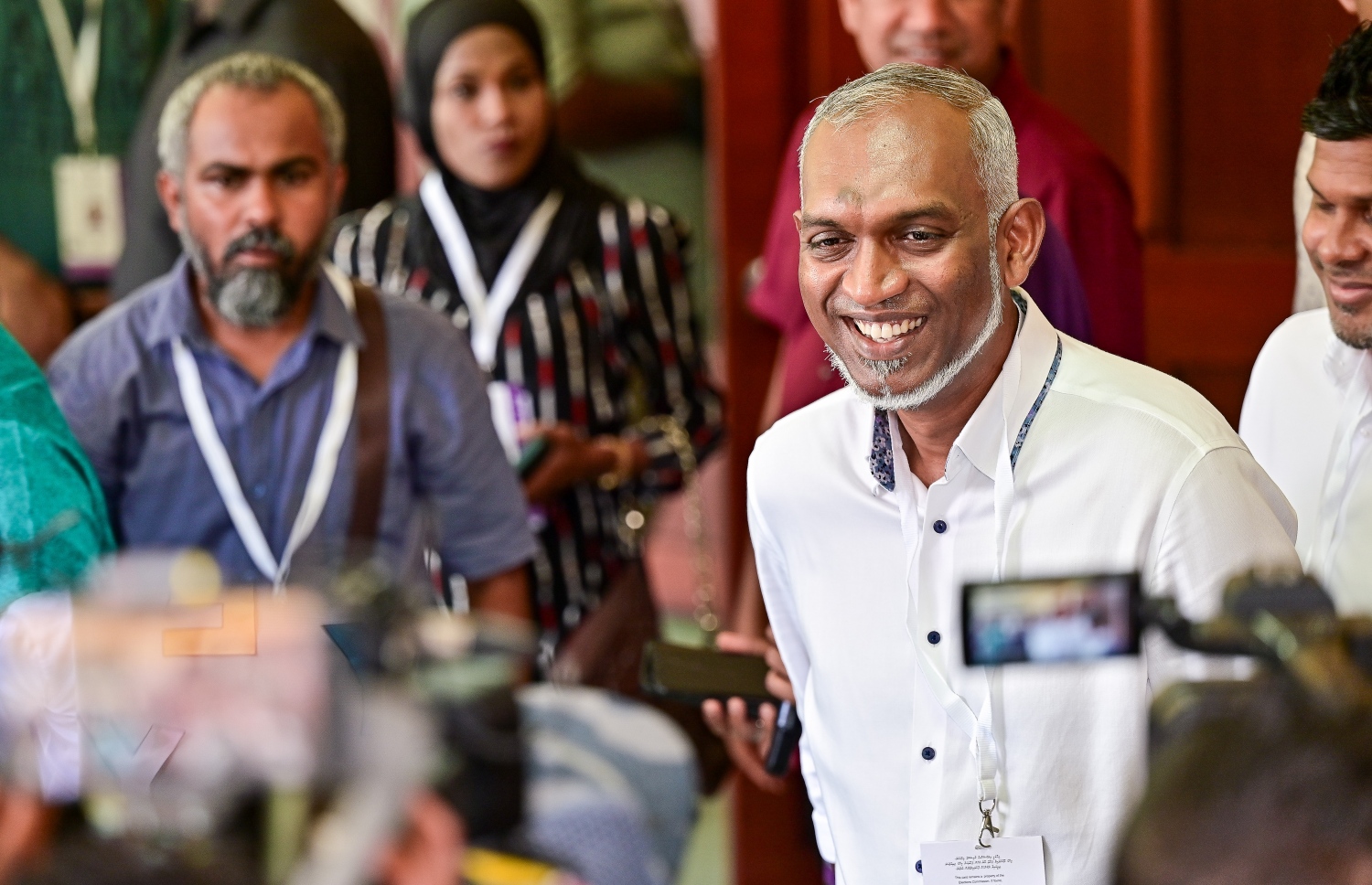 ރިޔާސީ އިންތިހާބުގެ ދެ ވަނަ ބުރުގައި ތާޖުއްދީން ސްކޫލުގައި ބަހައްޓާފައި ހުރި ވޯޓު ފޮއްޓަށް ވޯޓުލެއްވުމަށްފަހު ޕީޕީއެމް/ޕީއެންސީގެ ރިޔާސީ ކެންޑިޑޭޓް ޑރ. މުހައްމަދު މުއިއްޒު ނޫސްވެރިންނާ ވާހަކަ ދައްކަވަނީ.-- ފޮޓޯ: ފަޔާޒް މޫސާ /މިހާރު