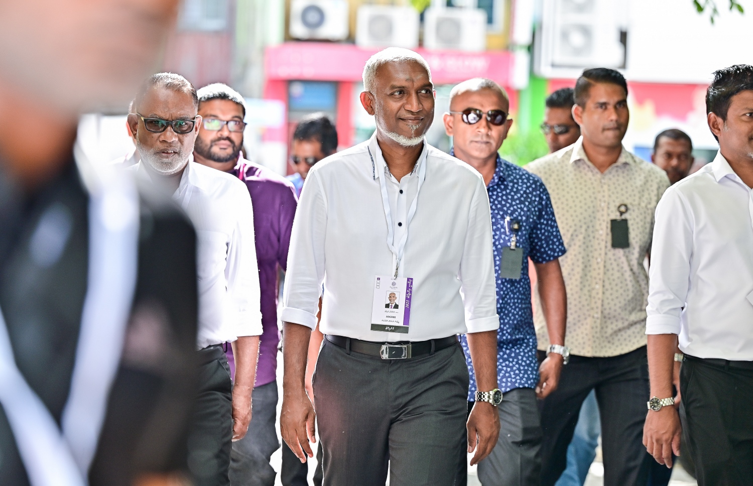 ރިޔާސީ އިންތިހާބުގެ ދެ ވަނަ ބުރުގައި ތާޖުއްދީން ސްކޫލުގައި ބަހައްޓާފައި ހުރި ވޯޓު ފޮއްޓަށް ވޯޓުލެއްވުމަށް ޕީޕީއެމް/ޕީއެންސީގެ ރިޔާސީ ކެންޑިޑޭޓް ޑރ. މުހައްމަދު މުއިއްޒު ވަޑައިގަންނަވަނީ.-- ފޮޓޯ: ފަޔާޒް މޫސާ /މިހާރު