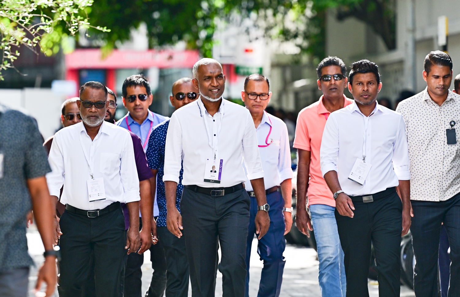 ރިޔާސީ އިންތިހާބުގެ ދެ ވަނަ ބުރުގައި ތާޖުއްދީން ސްކޫލުގައި ބަހައްޓާފައި ހުރި ވޯޓު ފޮއްޓަށް ވޯޓުލެއްވުމަށް ޕީޕީއެމް/ޕީއެންސީގެ ރިޔާސީ ކެންޑިޑޭޓް ޑރ. މުހައްމަދު މުއިއްޒު ވަޑައިގަންނަވަނީ.-- ފޮޓޯ: ފަޔާޒް މޫސާ /މިހާރު