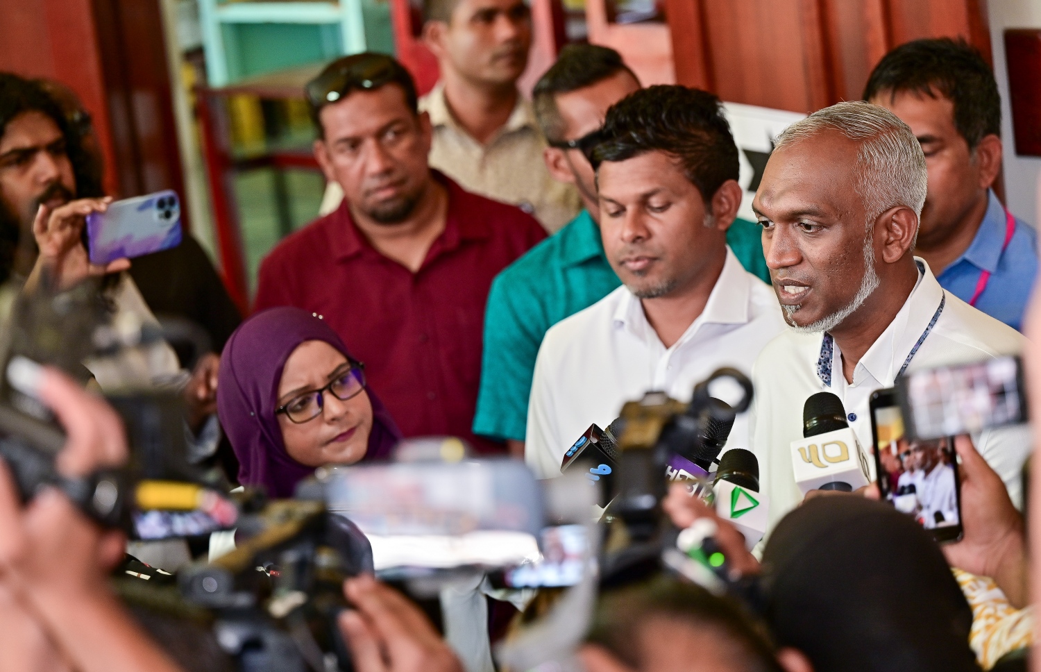 ރިޔާސީ އިންތިހާބުގެ ދެ ވަނަ ބުރުގައި ތާޖުއްދީން ސްކޫލުގައި ބަހައްޓާފައި ހުރި ވޯޓު ފޮއްޓަށް ވޯޓުލެއްވުމަށްފަހު ޕީޕީއެމް/ޕީއެންސީގެ ރިޔާސީ ކެންޑިޑޭޓް ޑރ. މުހައްމަދު މުއިއްޒު ނޫސްވެރިންނާ ވާހަކަ ދައްކަވަނީ.-- ފޮޓޯ: ފަޔާޒް މޫސާ /މިހާރު