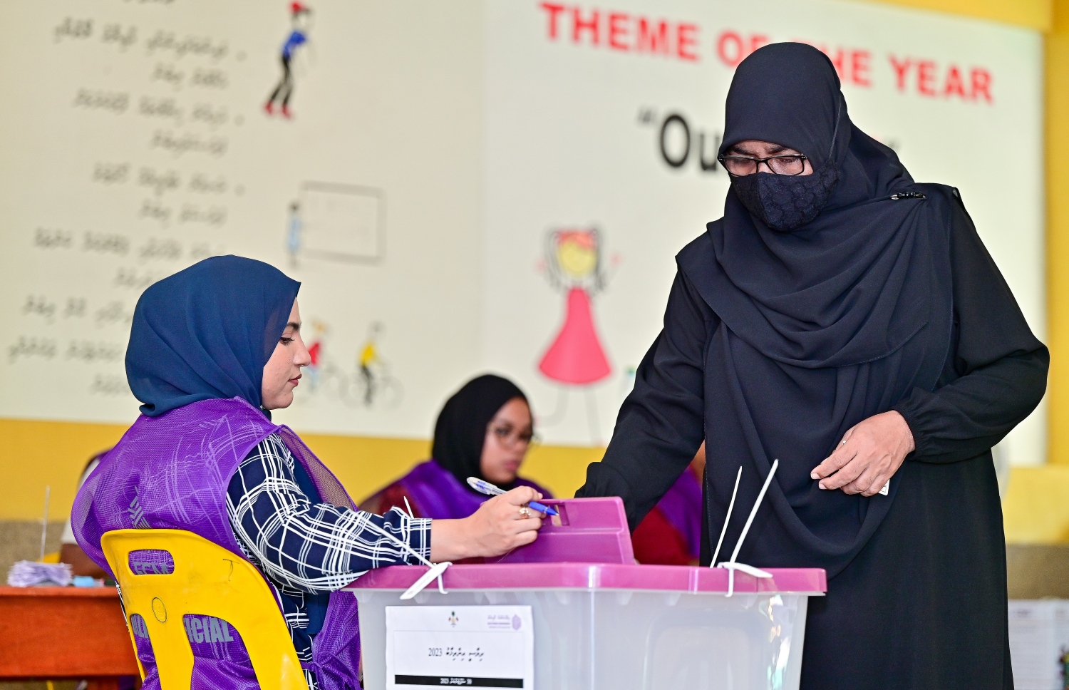 ރިޔާސީ އިންތިހާބުގެ ދެ ވަނަ ބުރުގައި ތާޖުއްދީން ސްކޫލުގައި ބަހައްޓާފައި ހުރި ވޯޓު ފޮއްޓަށް މީހަކު ވޯޓުލަނީ-- ފޮޓޯ: ފަޔާޒް މޫސާ /މިހާރު