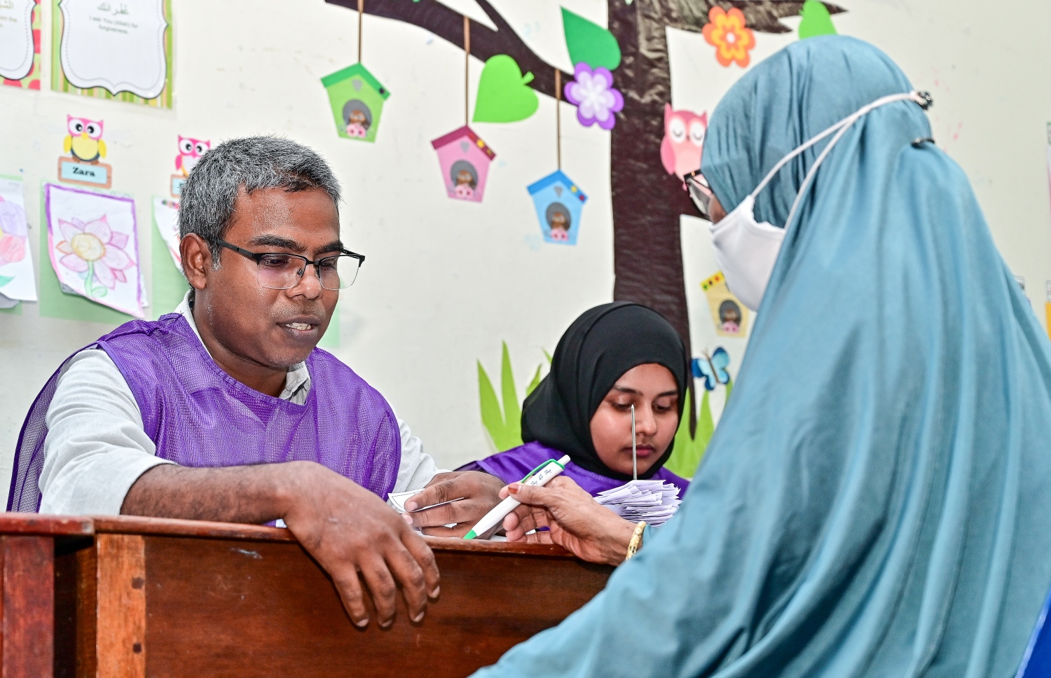 ރިޔާސީ އިންތިހާބުގެ ދެ ވަނަ ބުރުގައި މީހަކު ވޯޓުލުމަށް މައުލޫމާތު ސާފުކުރަނީ.-- ފޮޓޯ: ފަޔާޒް މޫސާ /މިހާރު