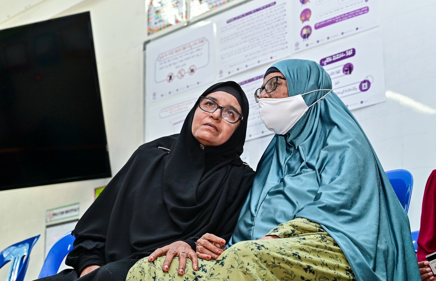 ރިޔާސީ އިންތިހާބުގެ ދެ ވަނަ ބުރުގައި ދެމީހަކު ވޯޓުލުމަށް ކިޔޫގައި.-- ފޮޓޯ: ފަޔާޒް މޫސާ /މިހާރު