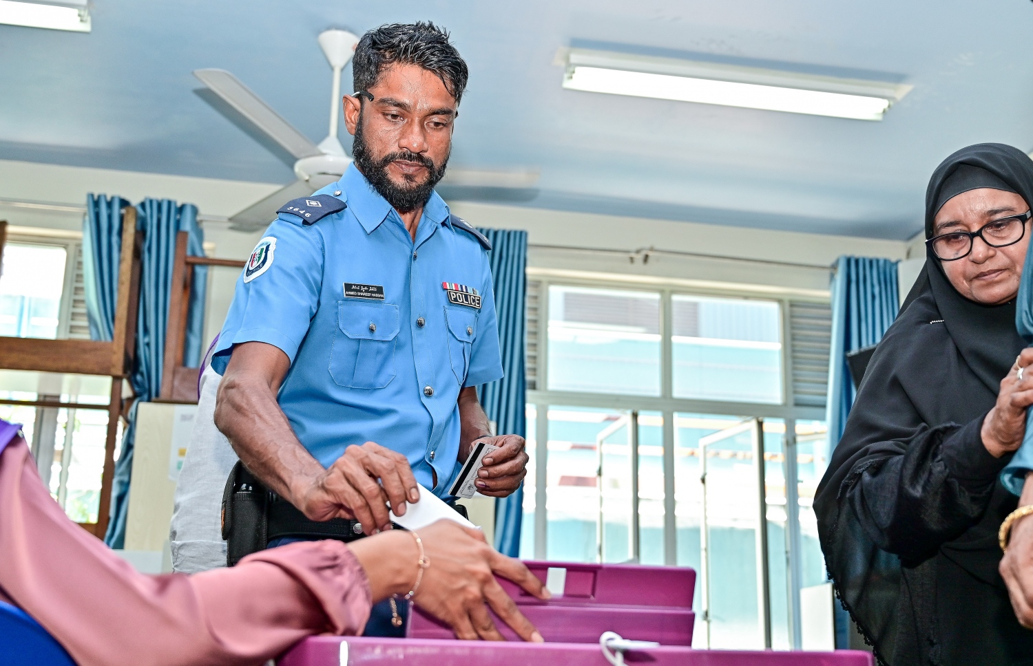 ރިޔާސީ އިންތިހާބުގެ ދެ ވަނަ ބުރުގައި ފުލުހަކު ވޯޓު ފޮއްޓަކަށް ވޯޓުލަނީ.-- ފޮޓޯ: ފަޔާޒް މޫސާ /މިހާރު