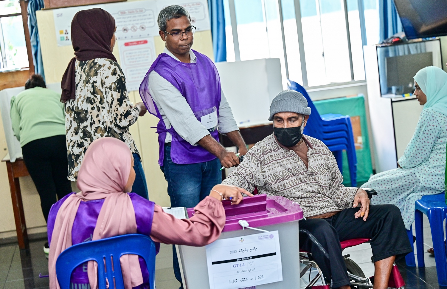 ހާއްސަ އެހީ އަށް ބޭނުންވާ މީހަކު މިއަދު ވޯޓު ލަނީ.---ފޮޓޯ: ފަޔާޒު މޫސާ| މިހާރު