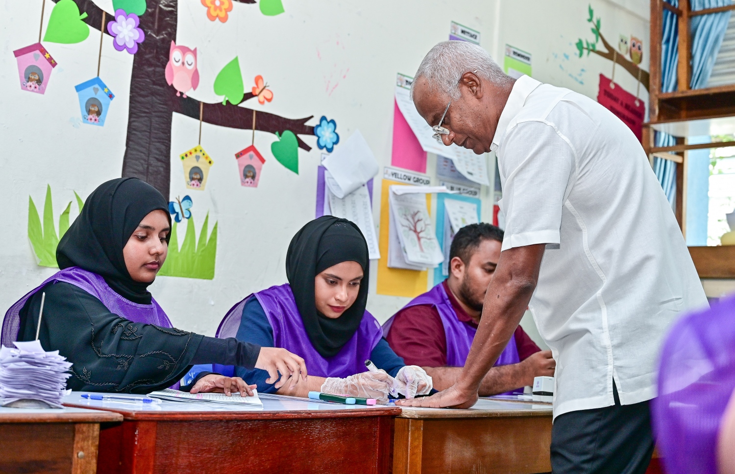 ރިޔާސީ އިންތިހާބުގެ ދެ ވަނަ ބުރުގައި އެމްޑީޕީގެ ރިޔާސީ ކެންޑިޑޭޓު އިބްރާހިމް މުހައްމަދު ސޯލިހު ވޯޓުލެއްވުމަށް އިނގިލީގެ ފާހަގަ ޖައްސަވަނީ.-- ފޮޓޯ: ފަޔާޒް މޫސާ /މިހާރު