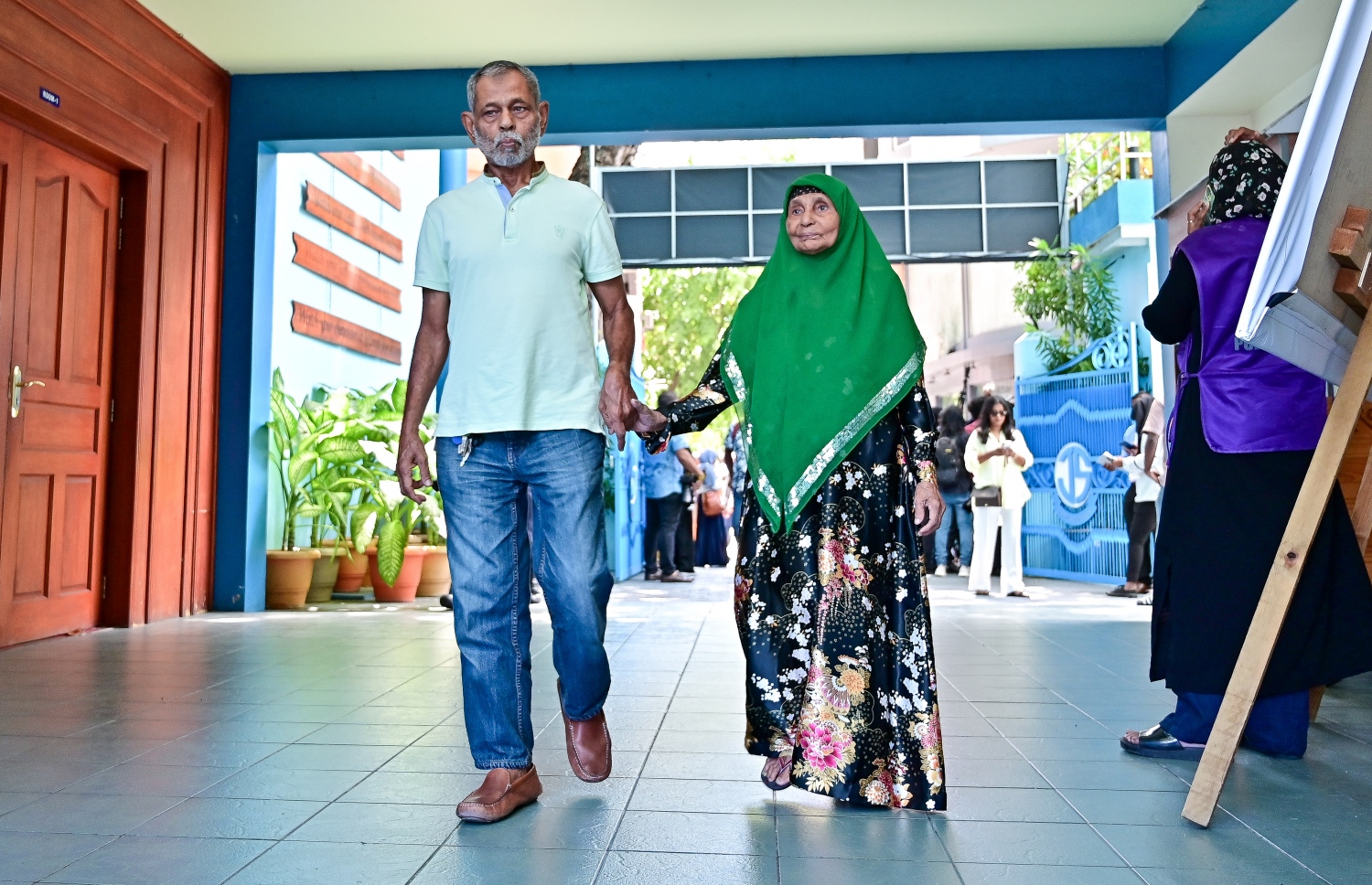 ރިޔާސީ އިންތިހާބުގެ ދެ ވަނަ ބުރުގައި ވޯޓުލުމަށް ބަޔަކު ވޯޓުލާ މަރުކަޒަށް ވަންނަނީ.-- ފޮޓޯ: ފަޔާޒް މޫސާ /މިހާރު