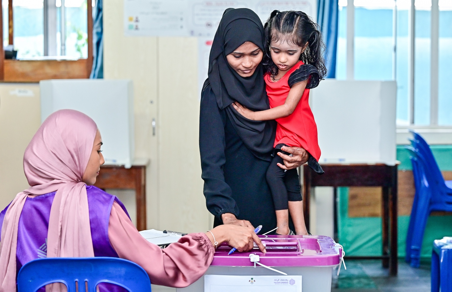 ރިޔާސީ އިންތިހާބުގެ ދެ ވަނަ ބުރުގައި މީހަކު ވޯޓުލަނީ.-- ފޮޓޯ: ފަޔާޒް މޫސާ /މިހާރު