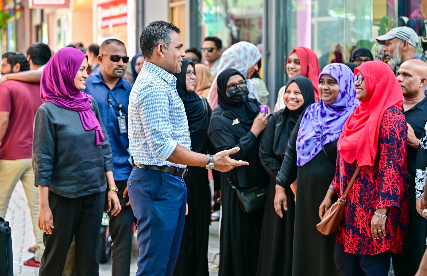 ރިޔާސީ އިންތިހާބުގެ ދެ ވަނަ ބުރުގައި ނައިިބު ރައީސް ފައިސަލް ނަސީމް ވޯޓުލެއްވުމަށްފަހު، ވޯޓުލާމަރުކަޒުގައި ތިބި ބަޔަކާ ވާހަކަ ދަކަވަނީ.-- ފޮޓޯ: ފަޔާޒް މޫސާ /މިހާރު