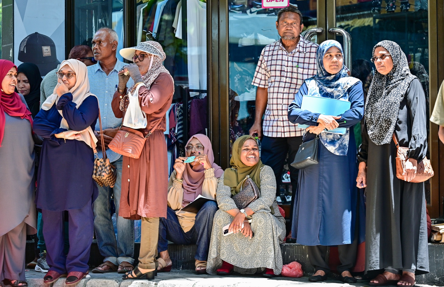 ރިޔާސީ އިންތިހާބުގެ ދެ ވަނަ ބުރުގައި ވޯޓުލުމަށް ބަޔަކު ކިޔޫގައި.-- ފޮޓޯ: ފަޔާޒް މޫސާ /މިހާރު