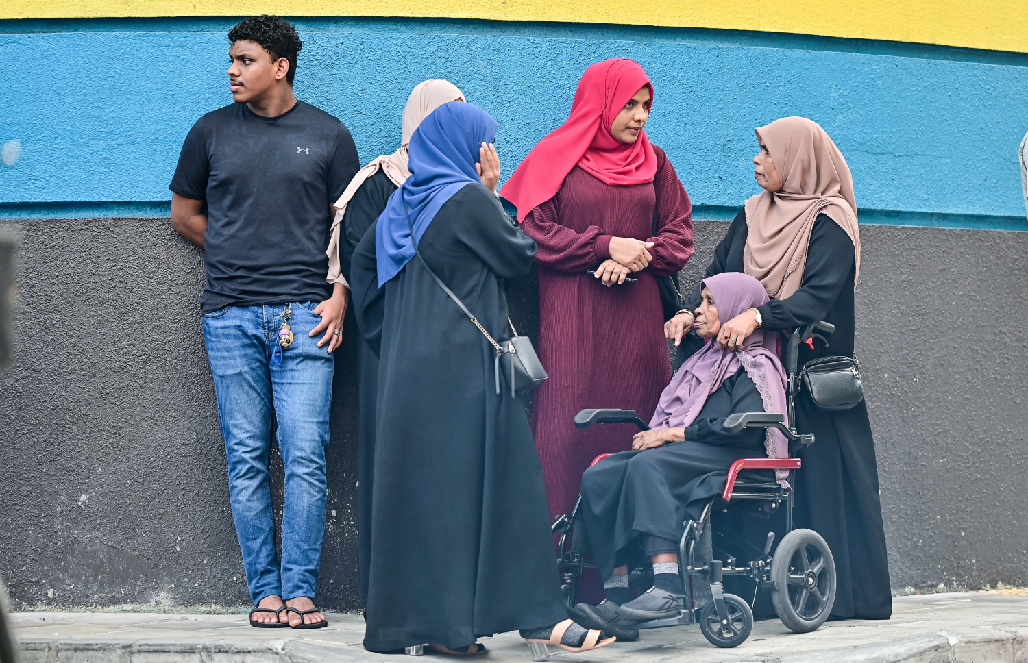 ރިޔާސީ އިންތިހާބުގެ ދެ ވަނަ ބުރުގައި ވޯޓުލުމަށް ބަޔަކު ބިލަބޯންގު ހައި ސްކޫލުކައިރީގައި މަޑުކޮށްލައިގެން.-- ފޮޓޯ: ފަޔާޒް މޫސާ /މިހާރު