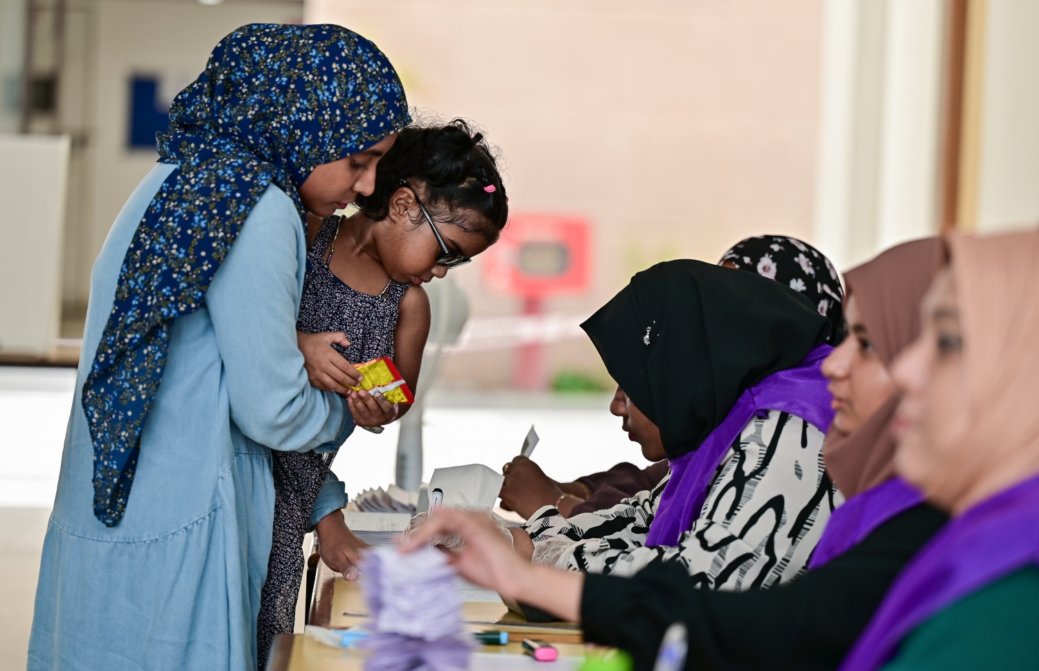 ރިޔާސީ އިންތިހާބުގެ ދެ ވަނަ ބުރުގައި މީހަކު ވޯޓުލުމަށް މައުލޫމާތު ސާފުކުރަނީ.-- ފޮޓޯ: ފަޔާޒް މޫސާ /މިހާރު