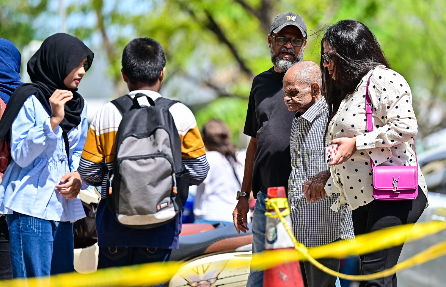 ރިޔާސީ އިންތިހާބުގެ ދެ ވަނަ ބުރުގައި އުމުރުން ދުވަސްވީ މީހަކު ވޯޓުލުމަށް ވޯޓުލާ މަރުކަޒަށް ވަންނަން އެހީތެރިވަނީ.-- ފޮޓޯ: ފަޔާޒް މޫސާ /މިހާރު