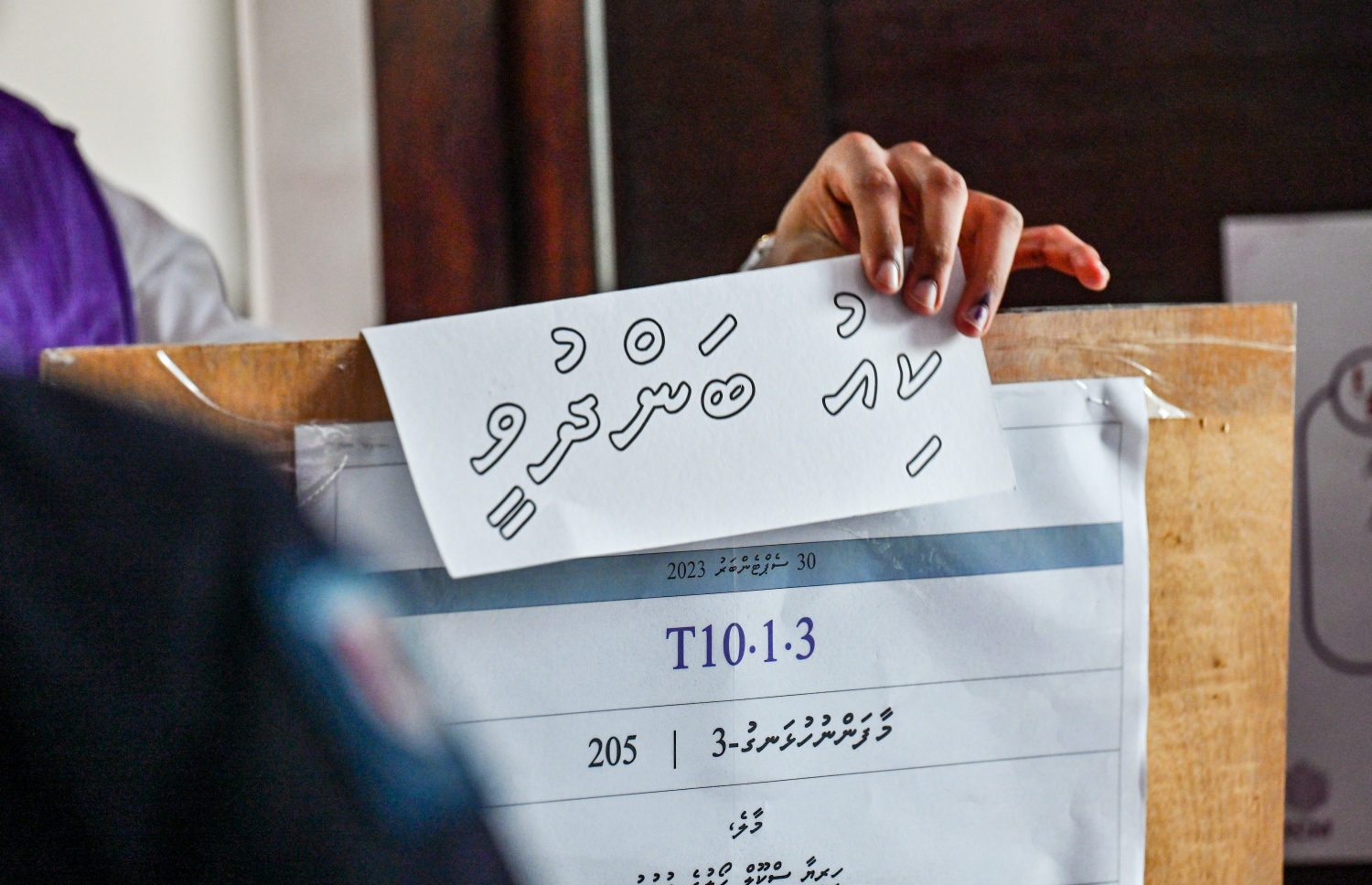 ރިޔާސީ އިންތިހާބުގެ ދެ ވަނަ ބުރުގެ ވޯޓުލުން ބަންދުވުމާއި ގުޅިގެން އޮފިޝަލަކު ކިޔޫ ބަންދުވީކަމުގެ ބޯޑު ހިފައިގެން.-- ފޮޓޯ: ފަޔާޒް މޫސާ /މިހާރު