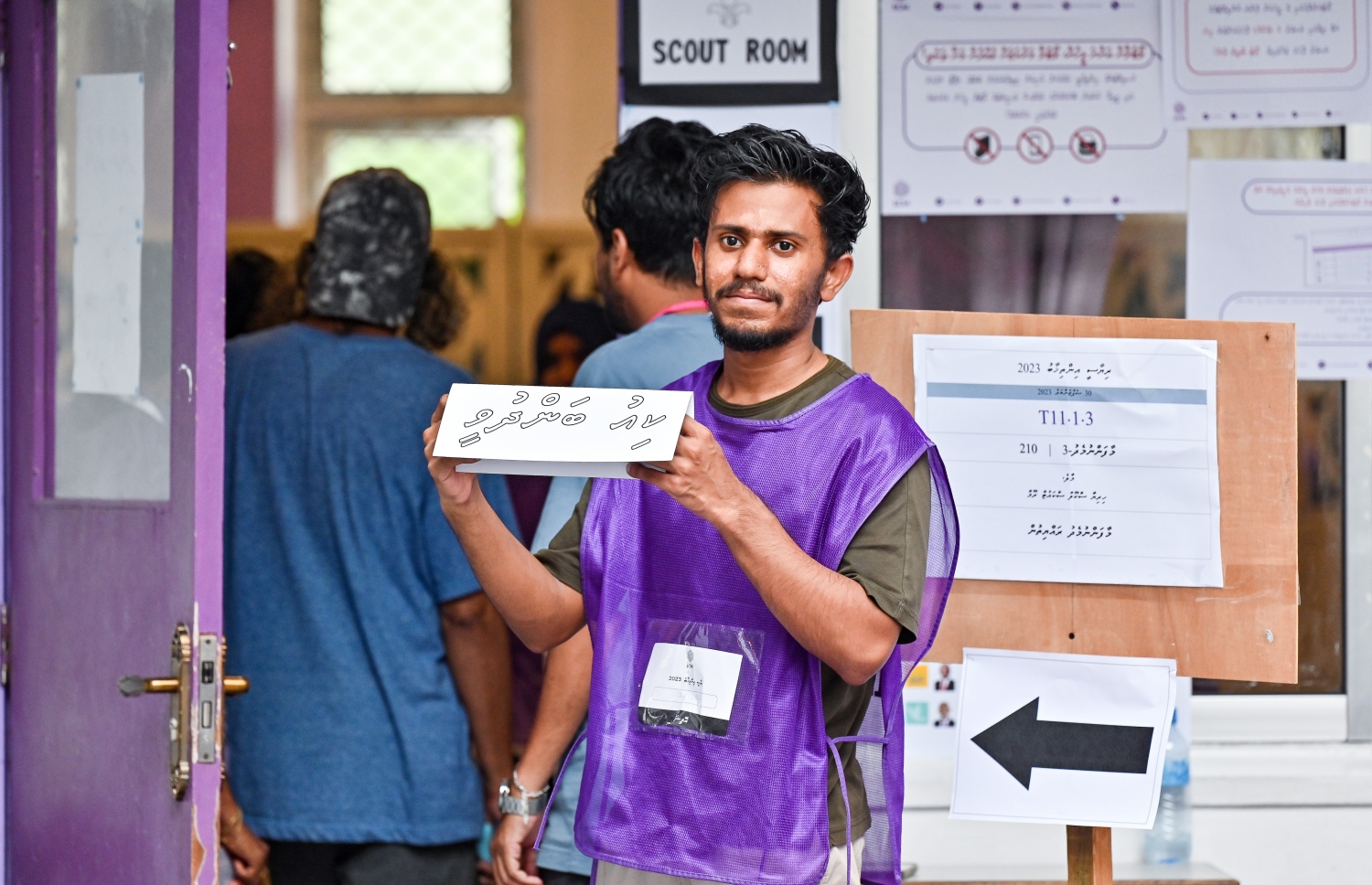 ރިޔާސީ އިންތިހާބުގެ ދެ ވަނަ ބުރުގެ ވޯޓުލުން ބަންދުވުމާއި ގުޅިގެން އޮފިޝަލަކު ކިޔޫ ބަންދުވީކަމުގެ ބޯޑު ހިފައިގެން.-- ފޮޓޯ: ފަޔާޒް މޫސާ /މިހާރު