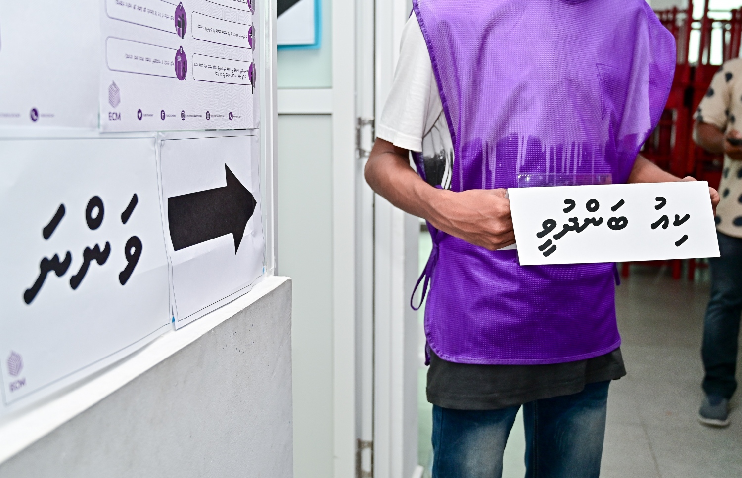 ރިޔާސީ އިންތިހާބުގެ ދެ ވަނަ ބުރުގެ ވޯޓުލުން ބަންދުވުމުން އޮފިޝަލަކު ކިޔޫ ބަންދުވީކަމުގެ ބޯޑު ހަރުކުރަނީ.-- ފޮޓޯ: ފަޔާޒް މޫސާ /މިހާރު