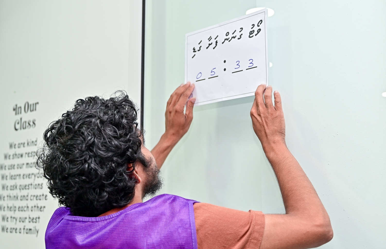 ރިޔާސީ އިންތިހާބުގެ ދެ ވަނަ ބުރުގެ ވޯޓުލުން ބަންދުވުމުން އޮފިޝަލަކު ވޯޓު ގުނާނެ ގަޑި އިއުލާން ހަރުކުރަނީ.-- ފޮޓޯ: ފަޔާޒް މޫސާ /މިހާރު