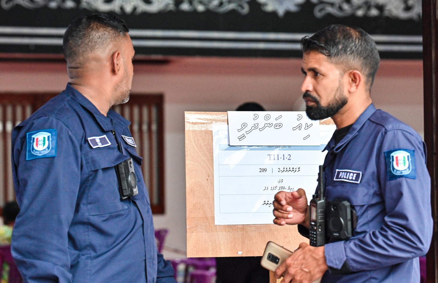 ރިޔާސީ އިންތިހާބުގެ ދެ ވަނަ ބުރުގެ ވޯޓުލުން ބަންދުވުމުން ބަންދުވީކަމުގެ ބޯޑު ހަރުކޮށްފައި.-- ފޮޓޯ: ނިޝާން އަލީ /މިހާރު