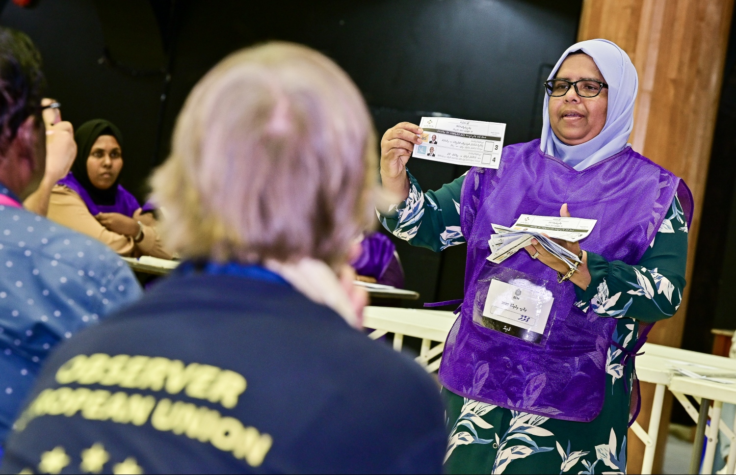 ބާތިލް ވޯޓުތައް ދައްކަމުން ދިޔައިރު ބައެއް އިންޓަނޭޝަނަލް އޮބްޒާވާސް ހަރަކާތްތެރިވަނީ -- ފޮޓޯ: ފަޔާޒް މޫސާ / މިހާރު