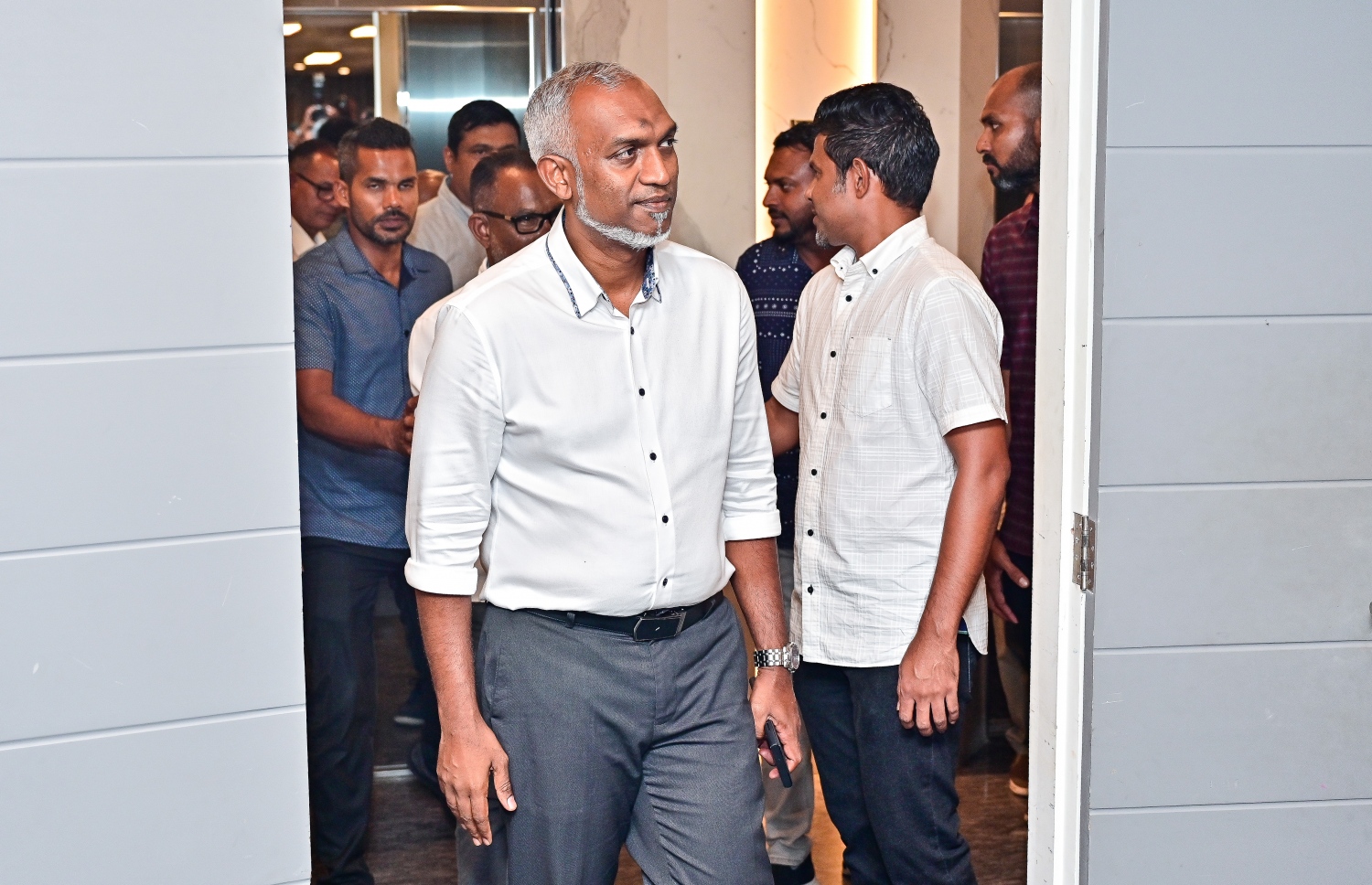 ރިޔާސީ އިންތިހާބު ކާމިޔާބު ކުރެއްވި ޕީޕީއެމް/ޕީއެންސީގެ ކެންޑިޑޭޓް ޑރ. މުހައްމަދު މުއިއްޒު ސަޕޯޓަރުންނާއި މީޑިއާއާ ބައްދަލުކުރައްވަން މީރުމާ ހޮޓަލުގައި. އެމްޑީޕީގެ ކެންޑިޑޭޓް ރައީސް އިބްރާހިމް މުހައްމަދު ސޯލިހުގެ މައްޗަށް މުއިއްޒު ކާމިޔާބު ހޯއްދެވީ 126،842 ވޯޓުން ނުވަތަ 53.9 ޕަސެންޓުން. ރައީސް އިބްރާހިމް މުހައްމަދު ސޯލިހަށް ހޯއްދެވުނީ 108،500 ވޯޓު. އެއީ 46.1 ޕަސެންޓް.---ފޮޓޯ: ފަޔާޒު މޫސާ| މިހާރު