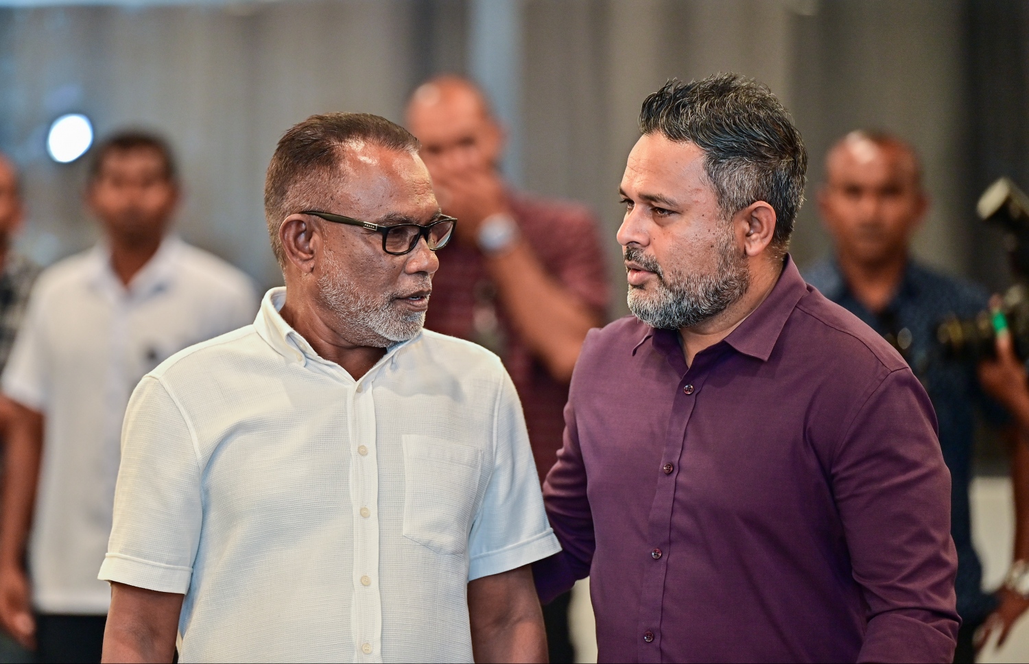 ރިޔާސީ އިންތިހާބު ކާމިޔާބު ކުރެއްވި ޕީޕީއެމް/ޕީއެންސީގެ ކެންޑިޑޭޓް ޑރ. މުހައްމަދު މުއިއްޒު ސަޕޯޓަރުންނާއި މީޑިއާއާ ބައްދަލުކުރައްވަން މީރުމާ ހޮޓަލުގައި ބޭއްވި ބައްދަލުވުމުގައި ބައިވެރިވެވަޑައިގެންނެވި ޕީއެންސީގެ ރައީސް އަބްދުއްރަހީމާއި ޕީޕީއެމްގެ ނައިބު ރައީސް ޝިޔާމް: އެމްޑީޕީގެ ކެންޑިޑޭޓް ރައީސް އިބްރާހިމް މުހައްމަދު ސޯލިހުގެ މައްޗަށް މުއިއްޒު ކާމިޔާބު ހޯއްދެވީ 126،842 ވޯޓުން ނުވަތަ 53.9 ޕަސެންޓުން. ރައީސް އިބްރާހިމް މުހައްމަދު ސޯލިހަށް ހޯއްދެވުނީ 108،500 ވޯޓު. އެއީ 46.1 ޕަސެންޓް.---ފޮޓޯ: ފަޔާޒު މޫސާ| މިހާރު