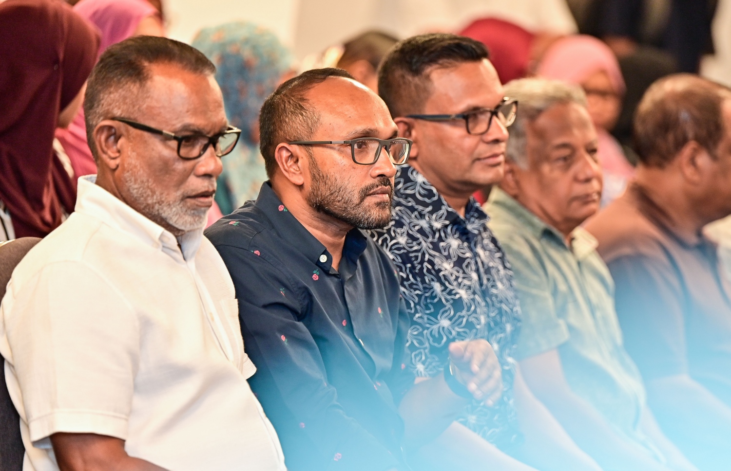 ރިޔާސީ އިންތިހާބު ކާމިޔާބު ކުރެއްވި ޕީޕީއެމް/ޕީއެންސީގެ ކެންޑިޑޭޓް ޑރ. މުހައްމަދު މުއިއްޒު ސަޕޯޓަރުންނާއި މީޑިއާއާ ބައްދަލުކުރައްވަން މީރުމާ ހޮޓަލުގައި ބޭއްވި ބައްދަލުމަށް ވަޑައިގެންނެވި އެ ކޯލިޝަންގެ ބައެއް އިސްވެރިންނާއި އެމްއެންޕީގެ ރައީސް ނާޒިމް: އެމްޑީޕީގެ ކެންޑިޑޭޓް ރައީސް އިބްރާހިމް މުހައްމަދު ސޯލިހުގެ މައްޗަށް މުއިއްޒު ކާމިޔާބު ހޯއްދެވީ 126،842 ވޯޓުން ނުވަތަ 53.9 ޕަސެންޓުން. ރައީސް އިބްރާހިމް މުހައްމަދު ސޯލިހަށް ހޯއްދެވުނީ 108،500 ވޯޓު. އެއީ 46.1 ޕަސެންޓް.---ފޮޓޯ: ފަޔާޒު މޫސާ| މިހާރު