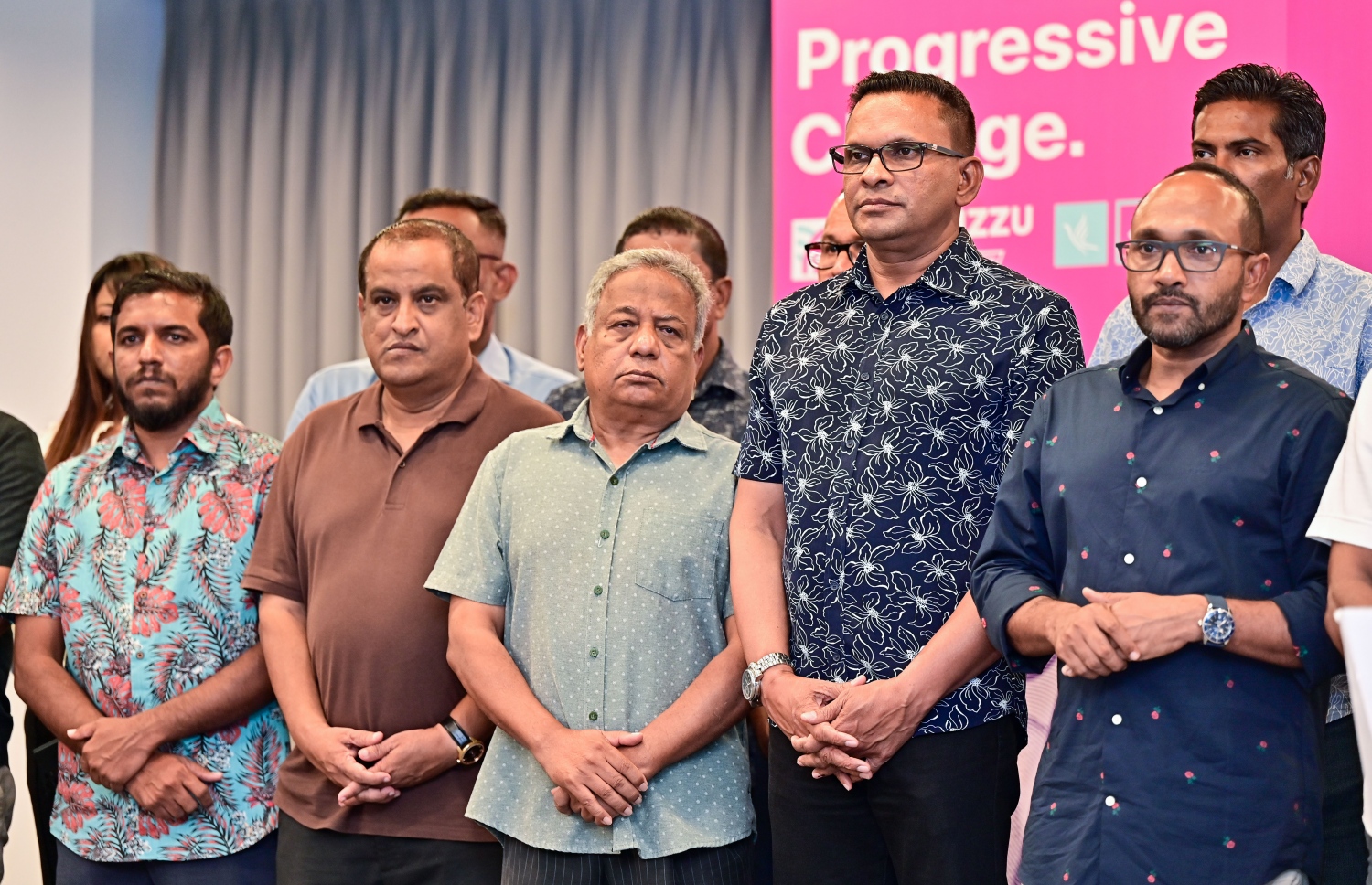 ރިޔާސީ އިންތިހާބު ކާމިޔާބު ކުރެއްވި ޕީޕީއެމް/ޕީއެންސީގެ ކެންޑިޑޭޓް ޑރ. މުހައްމަދު މުއިއްޒު ސަޕޯޓަރުންނާއި މީޑިއާއާ ބައްދަލުކުރައްވަން މީރުމާ ހޮޓަލުގައި ބޭއްވި ބައްދަލުމަށް ވަޑައިގެންނެވި އެ ކޯލިޝަންގެ ބައެއް އިސްވެރިންނާއި އެމްއެންޕީގެ ރައީސް ނާޒިމް: އެމްޑީޕީގެ ކެންޑިޑޭޓް ރައީސް އިބްރާހިމް މުހައްމަދު ސޯލިހުގެ މައްޗަށް މުއިއްޒު ކާމިޔާބު ހޯއްދެވީ 126،842 ވޯޓުން ނުވަތަ 53.9 ޕަސެންޓުން. ރައީސް އިބްރާހިމް މުހައްމަދު ސޯލިހަށް ހޯއްދެވުނީ 108،500 ވޯޓު. އެއީ 46.1 ޕަސެންޓް.---ފޮޓޯ: ފަޔާޒު މޫސާ| މިހާރު