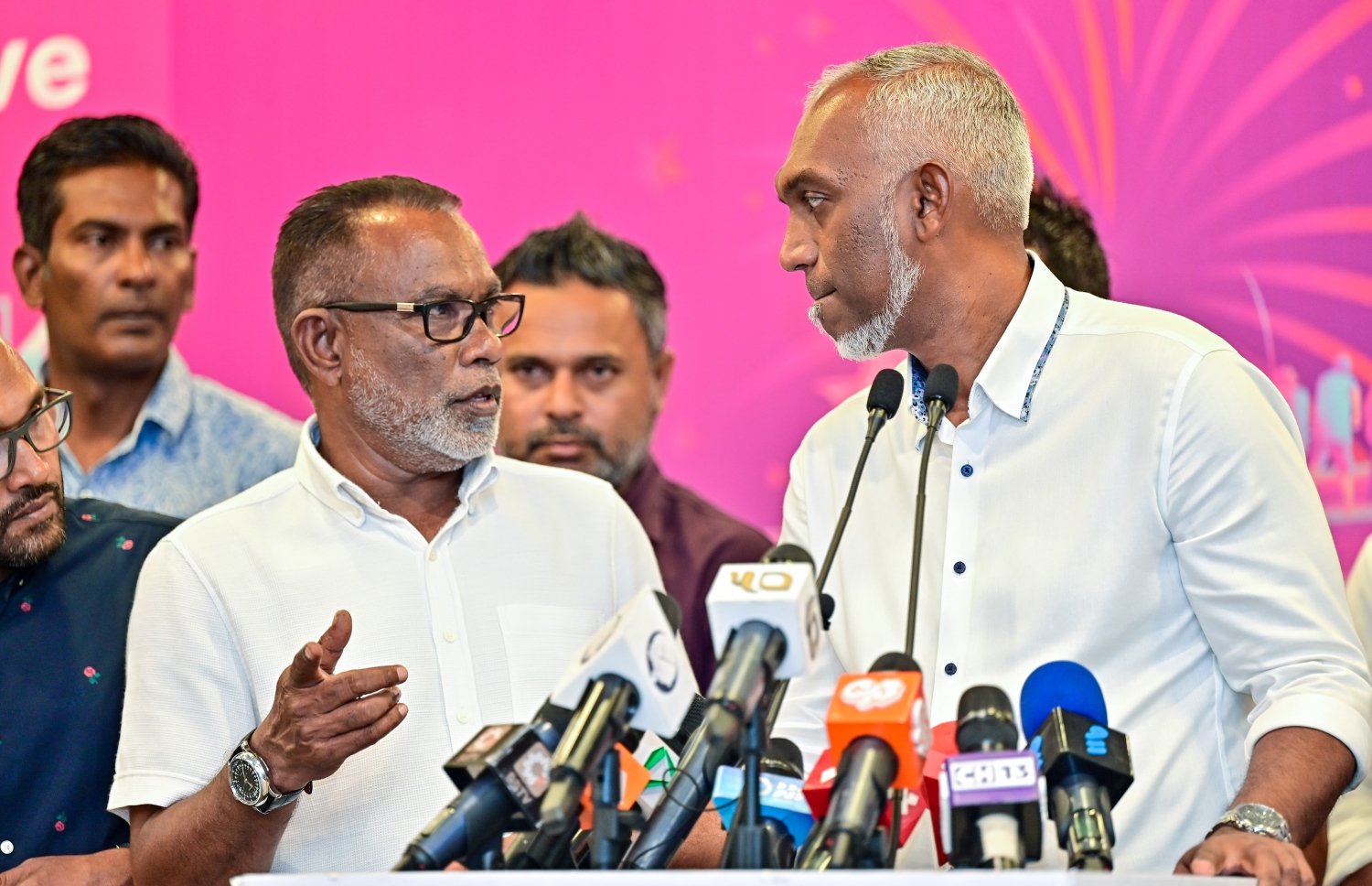 ރިޔާސީ އިންތިހާބު ކާމިޔާބު ކުރެއްވުމަށް ފަހު ފުރަތަމަ ފަހަރަށް ޑރ. މުއިއްޒު މީޑިއާއާ ވާހަކަފުޅު ދައްކަވަން ތައްޔާރުވެވަޑައިގަންނަވާއިރު، އެންމެ އަރިސް އެއްބޭފުޅާ އަބްދުއްރަހީމާ ހިޔާލު ބަދަލުކުރައްވަނީ.---ފޮޓޯ: ފަޔާޒު މޫސާ| މިހާރު