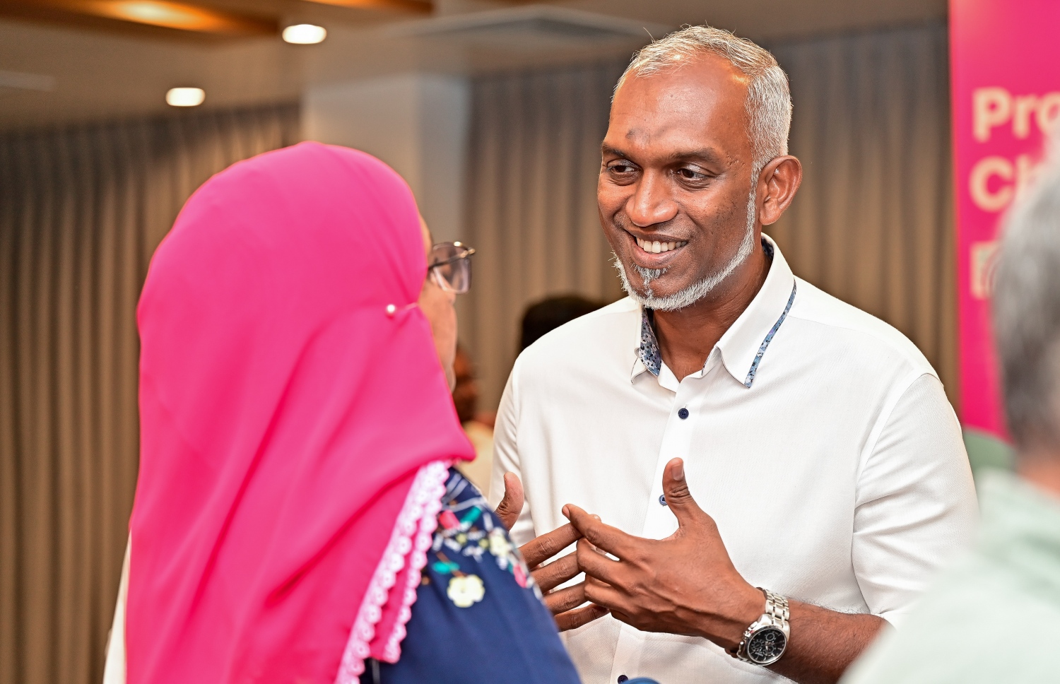 ރިޔާސީ އިންތިހާބު ކާމިޔާބު ކުރެއްވި ޕީޕީއެމް/ޕީއެންސީގެ ކެންޑިޑޭޓް ޑރ. މުހައްމަދު މުއިއްޒު ސަޕޯޓަރުންނާއި މީޑިއާއާ ބައްދަލުކުރައްވަން މީރުމާ ހޮޓަލުގައި ބޭއްވި ބައްދަލުވުމުގެ ތެރެއިން މުއިއްޒާއި ކުރީގެ ބަންޑާރަ ނައިބު އާޒިމާ މަޝްވަރާއެއްގައި: އެމްޑީޕީގެ ކެންޑިޑޭޓް ރައީސް އިބްރާހިމް މުހައްމަދު ސޯލިހުގެ މައްޗަށް މުއިއްޒު ކާމިޔާބު ހޯއްދެވީ 126،842 ވޯޓުން ނުވަތަ 53.9 ޕަސެންޓުން. ރައީސް އިބްރާހިމް މުހައްމަދު ސޯލިހަށް ހޯއްދެވުނީ 108،500 ވޯޓު. އެއީ 46.1 ޕަސެންޓް.---ފޮޓޯ: ފަޔާޒު މޫސާ| މިހާރު