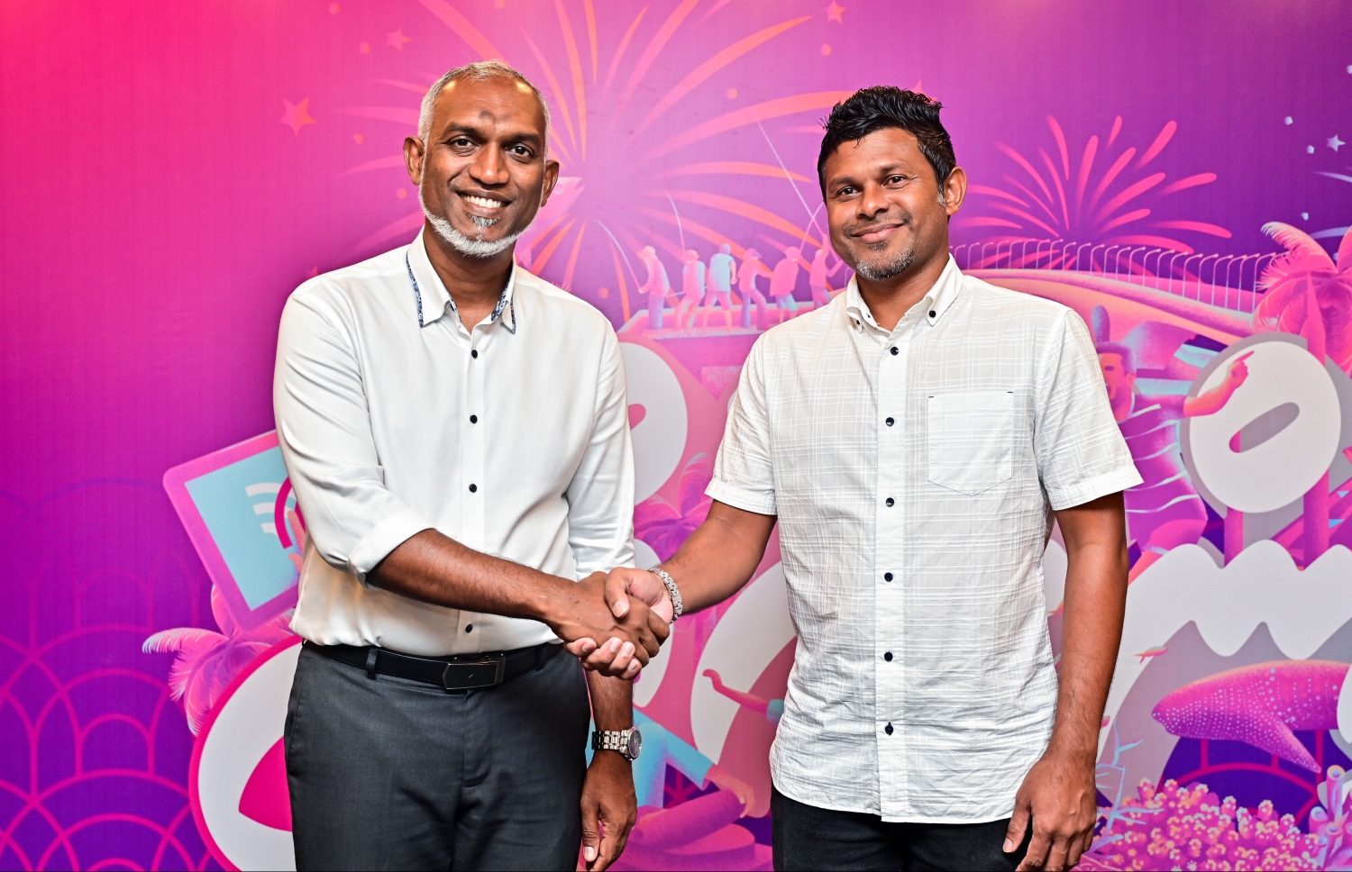 މި ފަހަރުގެ ރިޔާސީ އިންތިހާބު ބޮޑު ތަފާތަކުން ކާމިޔާބު ކުރެއްވި ޕީޕީއެމް/ޕީއެންސީގެ ކެންޑިޑޭޓް ޑރ. މުހައްމަދު މުއިއްޒާއި އޭނާގެ ރަނިންމޭޓް ހުސައިން މުހައްމަދު ލަތީފް ސަލާން ކުރައްވަނީ.---ފޮޓޯ: ފަޔާޒު މޫސާ| މިހާރު