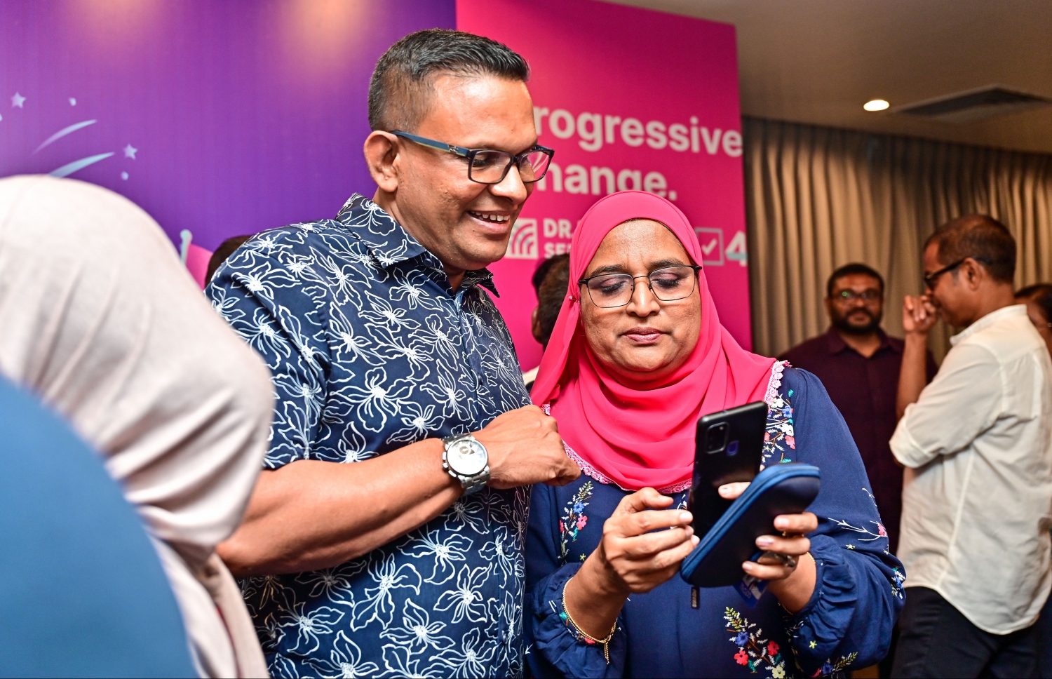 ރިޔާސީ އިންތިހާބު ކާމިޔާބު ކުރެއްވި ޕީޕީއެމް/ޕީއެންސީގެ ކެންޑިޑޭޓް ޑރ. މުހައްމަދު މުއިއްޒު ސަޕޯޓަރުންނާއި މީޑިއާއާ ބައްދަލުކުރައްވަން މީރުމާ ހޮޓަލުގައި ބޭއްވި ބައްދަލުވުމުގެ ތެރެއިން އެމްއެންޕީގެ ރައީސް ނާޒިމާއި ކުރީގެ ބަންޑާރަ ނައިބު އާޒިމާ މަޝްވަރާއެއްގައި: އެމްޑީޕީގެ ކެންޑިޑޭޓް ރައީސް އިބްރާހިމް މުހައްމަދު ސޯލިހުގެ މައްޗަށް މުއިއްޒު ކާމިޔާބު ހޯއްދެވީ 126،842 ވޯޓުން ނުވަތަ 53.9 ޕަސެންޓުން. ރައީސް އިބްރާހިމް މުހައްމަދު ސޯލިހަށް ހޯއްދެވުނީ 108،500 ވޯޓު. އެއީ 46.1 ޕަސެންޓް.---ފޮޓޯ: ފަޔާޒު މޫސާ| މިހާރު