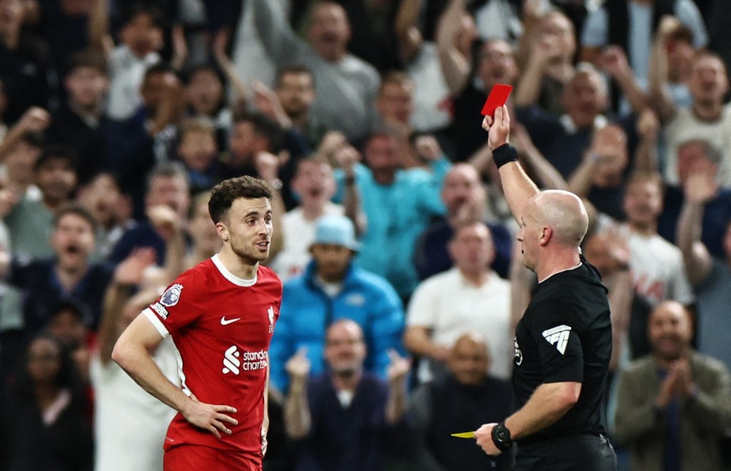 ލިވަޕޫލްގެ ޖޮޓާ އަށް ރެފްރީ ރަތް ކާޑު ދައްކަނީ.-- ފޮޓޯ: އޭއެފްޕީ