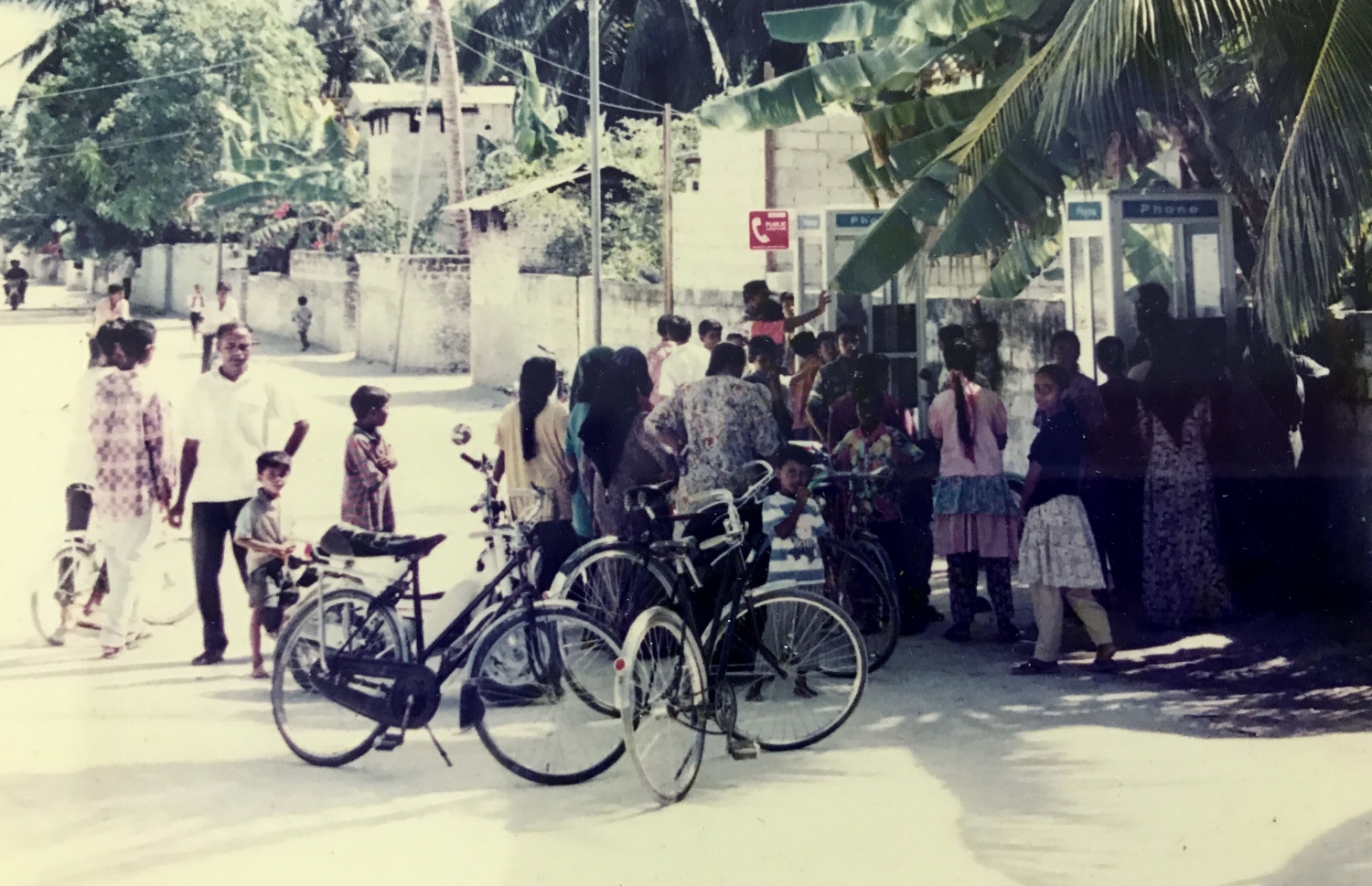 ފޯނު ބޫތު ދޮށުގައި ހަދާފައިވާ ކިއޫއެއް. -- ފޮޓޯ: ދިރާގު